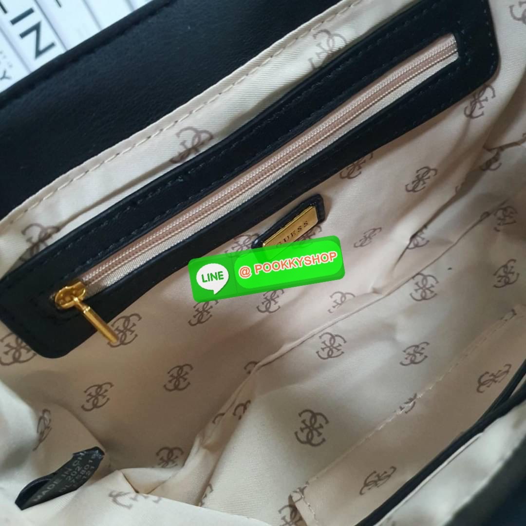 รุ่นใหม่ล่าสุด!! GUESS CESSILY CONVERTIBLE CROSSBODY BAG กระเป๋าสะพายข้าง รูปทรงสวย หนังนิ่มมือมากกก ตกแต่งด้วยโลโก้แบรนด์ด้านหน้า ด้านในเปิดปิดด้วยกระดุมแม่เหล็ก มีช่องซิปแยก+ช่องใส่บัตรฝั่งตรงข้ามอีกช่อง สามารถใส่กระเป๋าสตางค์ยาว โทรศัพท์ได้ทุกรุ่น มาพร