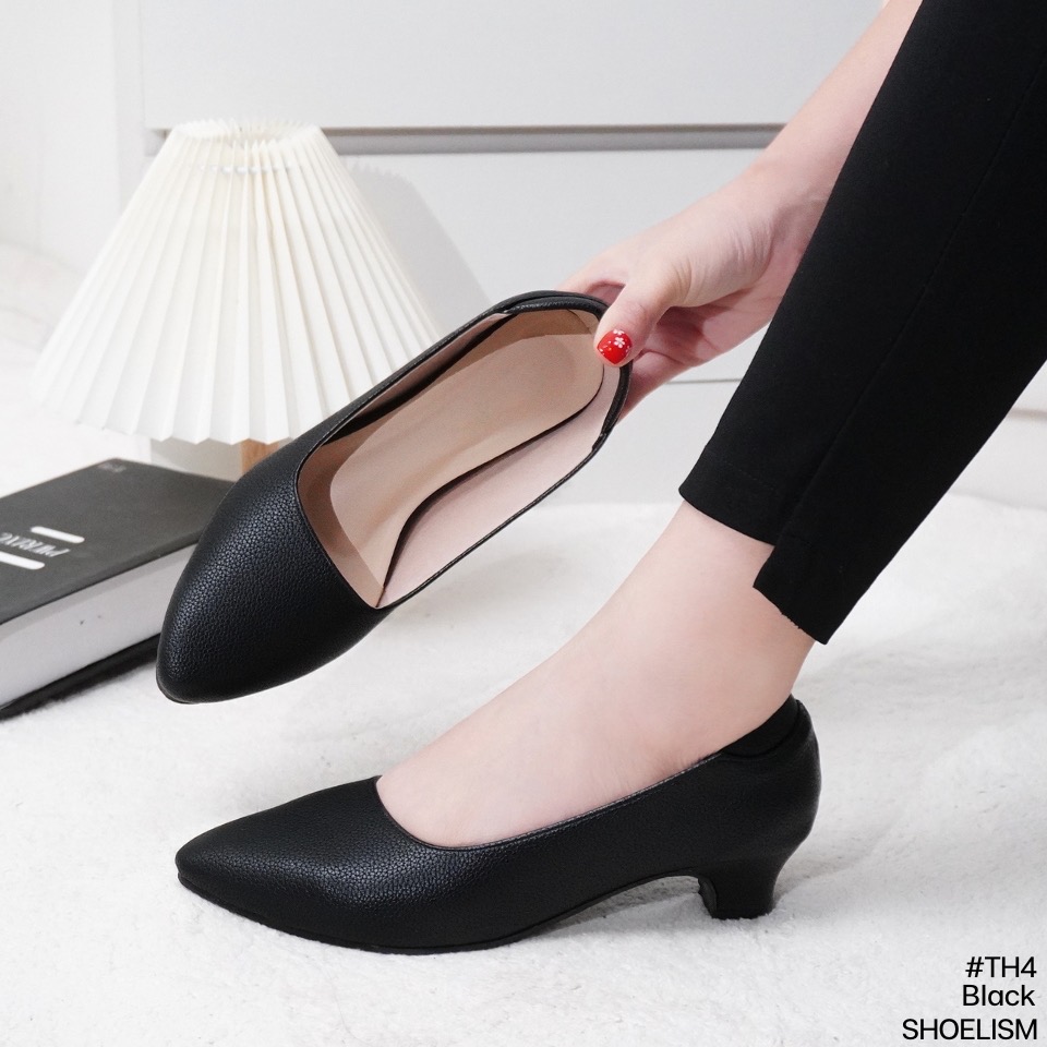😍ใส่แล้วดูแพงขึ้นโดยไม่ต้องเพิ่มงบ รองเท้าคัทชู รู้สึกได้ตั้งแต่แรกใส่ เหมาะมากสำหรับใส่ออกงานหรือวันทำงานสำคัญ วัสดุดูแพง สีดำแมทช์ง่าย ใส่กับชุดไหนก็ดูเรียบร้อยมีระดับ พื้นนุ่ม เดินสบายไม่กัดเท้าเลย ใครที่กำลังมองหาแนะนำเลยค่า