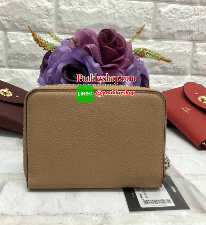 New arrival !!! LYN SHORT WALLET BAG รุ่นใหม่ล่าสุด!!! กระเป๋าสตางค์ใบสั้นขนาดกลาง วัสดุหนังลิ้นจี่ ลายหนังสวย นิ่มมือมากๆค่ะ ด้านหน้ามีช่องกระเป๋าหนึ่งช่อง เปิดปิดช่องหลักแบบซิปรอบ ด้านในมีข่องใส่รูปถ่าย ช่องใส่บัตรต่างๆได้ถึง 10 ช่องค่ะ มีช่องกว้างสำหรั