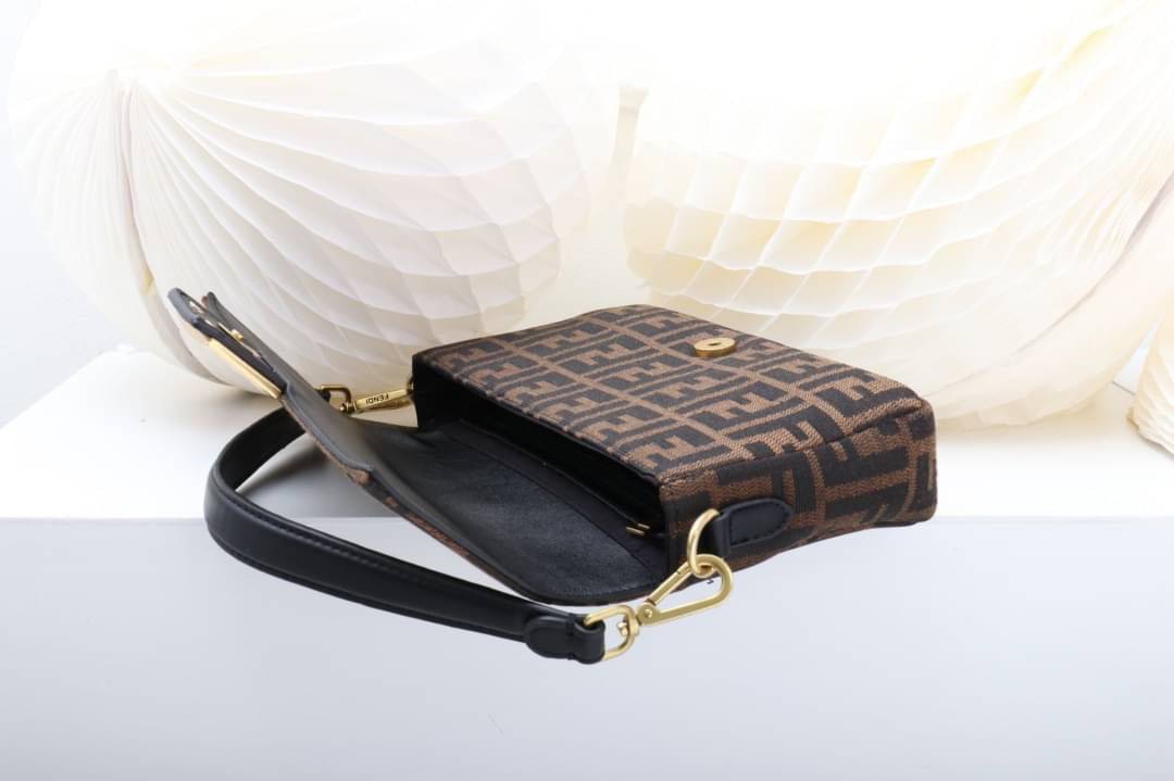 มาอีกรอบละจร้าา 💥FENDI งานผ้าทอแน่นๆ เกรดยอดเยี่ยมไปเลย ปั๊มทุกจุด ฮิตกันไม่เลิกกับรุ่นนี้ น้ำหนักเบา จุของได้เยอะไปเลย