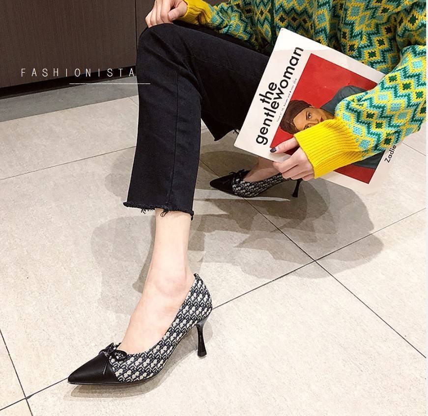 สินค้าล็อตใหม่เข้าเพิ่ม พร้อมส่งค่ะ หรูหราดูดีมีระดับ งานสวยมากเว่อร์!! รองเท้าคัชชูส้นสูงทรง casual วัสดุหนัง pu เนื้อหนาขึ้นทรงคุณภาพดี บุผ้าทอลายสไตล์แบรนด์ดิออร์ ส้นสูง 7 c.m. เพิ่มความเก๋ตกแต่งโบว์ด้านหน้า ใส่แล้วดูเท้าเรียว ลุคนี้เรียบหรูดูแพงมากๆค่