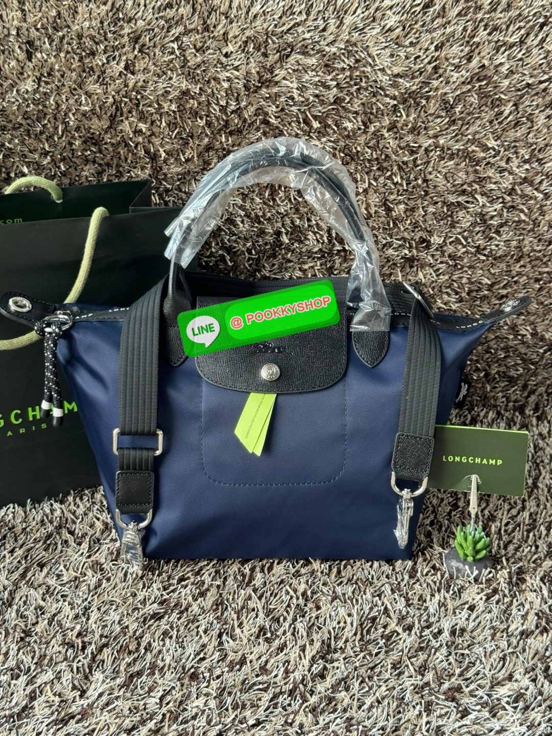 Longchamp LE PLIAGE ENERGY S HANDBAG LE PLIAGE รีไซเคิล ECONYLสไตล์สปอร์ต ทันสมัย และใช้งานได้จริง น้ําหนักเบา กระเป๋าใบนี้เป็นเครื่องประดับที่มีเสน่ห์ในอุดมคติที่จะติดตามคุณในทุกกิจกรรมยามเย็นของคุณ มาพร้อมกับสายสะพายไหล่ปรับได้ สามารถพกพาได้ ทั้งแบบถือแ