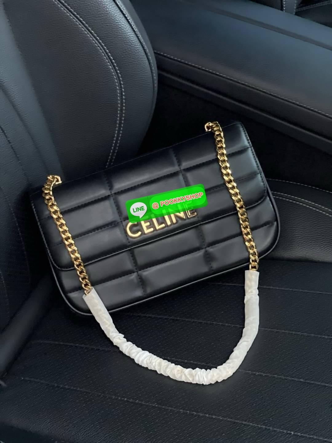 CELINE CHAIN SHOULDER BAG MATELASSE MONOCHROME กระเป๋าเทรนด์กระเป๋าสุดฮอตแต่ยังคงความคลาสสิก รุ่น Matelasse Monochrome ล่าสุดของ Celine ด้วยดีไซน์กระเป๋าที่หรูหราและแมทช์กับการแต่งตัวง่าย จึงครองใจสาว ๆ ได้ไม่ยาก โดยเป็นกระเป๋าสะพายไหล่ที่อัดแน่นด้วยกลิ่น