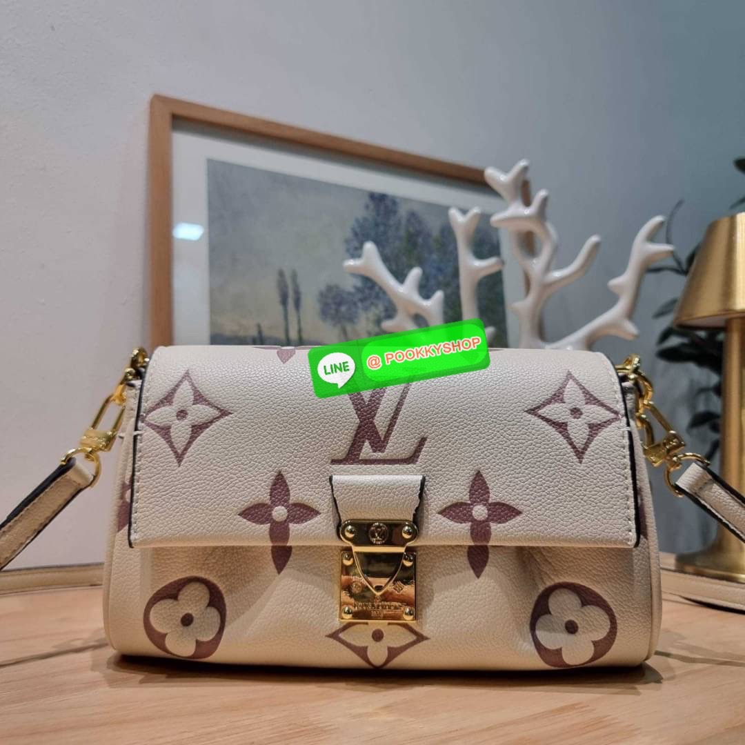 New in กระเป๋าสะพายคอลใหม่ล่าสุด สวยหรู ดูแพง ดีไซน์รูปทรงออกมาให้ใช้งานได้ง่าย เปิด-ปิดด้วยอะไหล่แม่เหล็ก ภายในโล่งกว้าง ใส่ของสำคัญได้ครบ มาพร้อมสายสะพายถึง 2 แบบ สายโซ่สะพายไหล่อัพความหรู และสายหนังที่ปรับยาวสั้นได้ สะพายข้างชิลๆก็ดูดี จัดให้พร้อมเสิร์