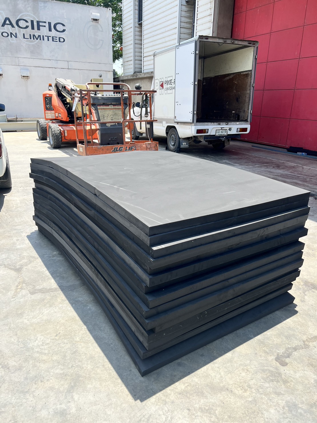 แผ่นยางกันกระแทกสีดำ ขนาด 130 x 240 ซม. หนา 50 มม.