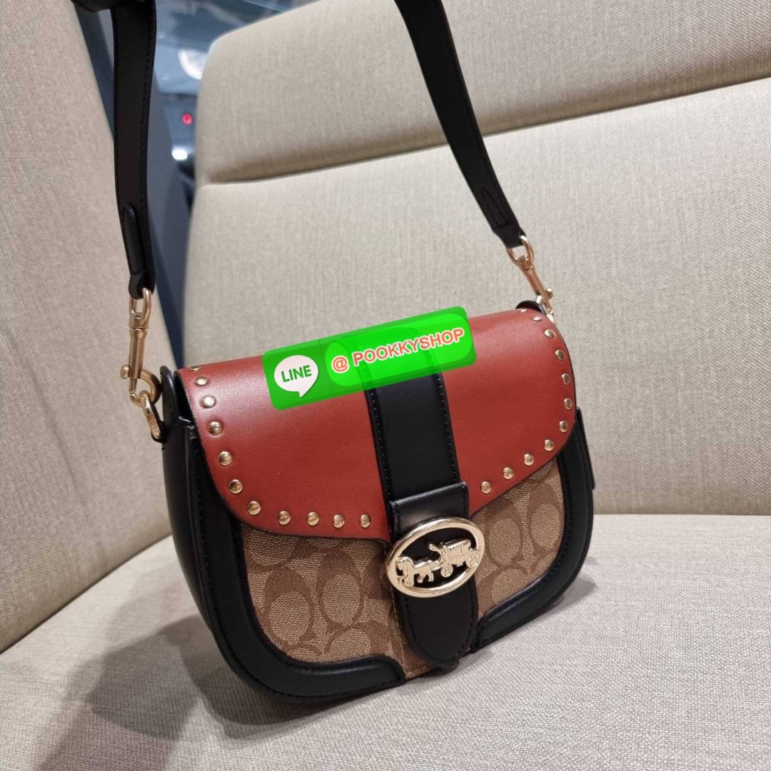 COACH C3593 GEORGIE SADDLE BAG IN COLORBLOCK SIGNATURE CANVAS WITH RIVETS ยกระดับความหรูให้กับตัวเองกันหน่อย ด้วยกระเป๋ารุ่นนี้!! ครอสบอดี้ที่ดีไซน์หรู อัพเลเวล ในราคาที่จับต้องได้ วัสดุหนังแคนวาสเคลือบสลับหนังเรียบ พิเศษไปอีกตกแต่งขอบด้วยหมุด เพิ่มดีเทลก
