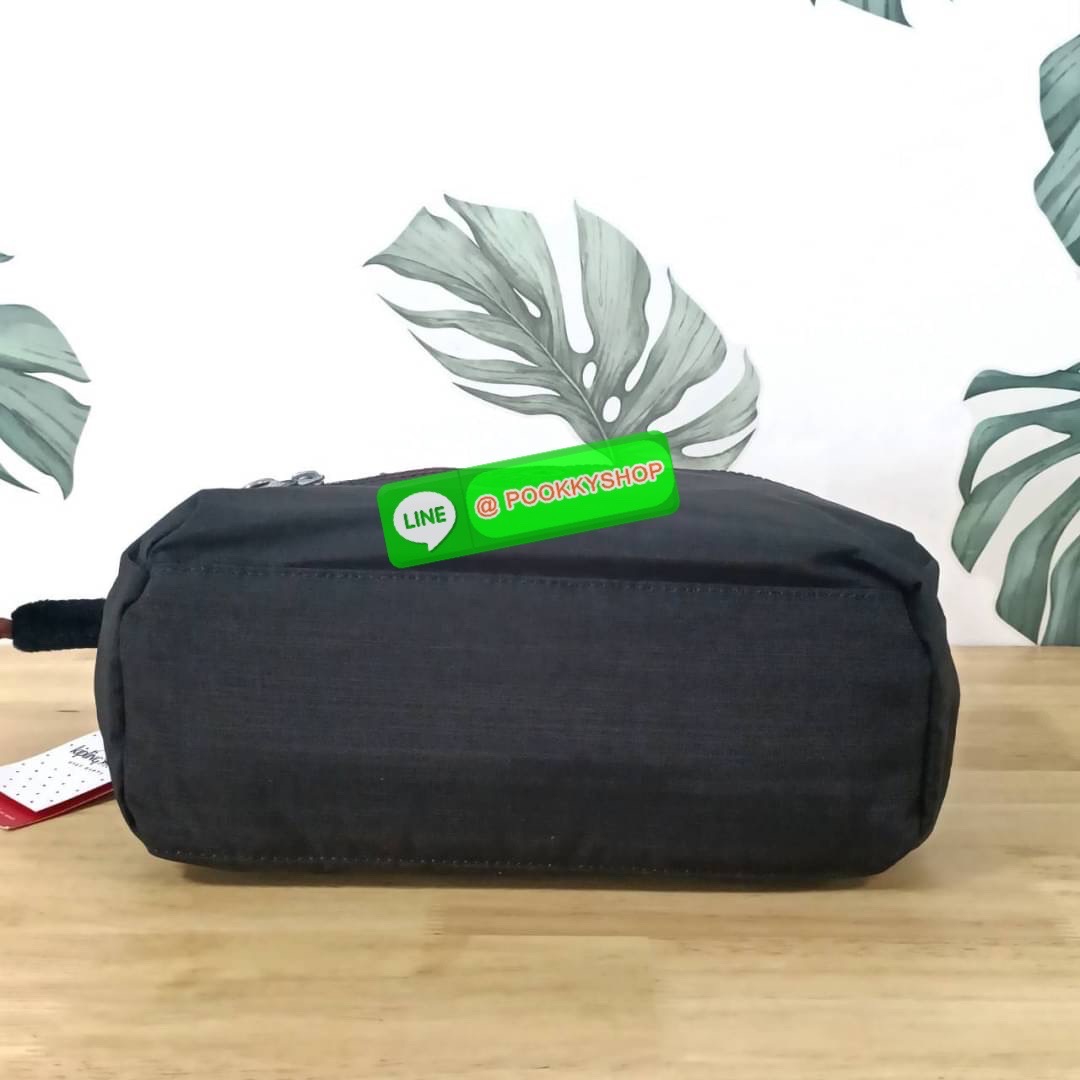 Kipling Dome K1006 Handbag กระเป๋าถือหรือสะพาย วัสดุ Polyester 100% รุ่นใหม่ มีให้เลือกทั้งแบบเรียบ และ ลายน่ารัก มีช่องแยกด้านหน้า 2 ช่อง ช่องหลักโล่งกว้าง พร้อมช่อง pocket แยก 2 ช่อง ใช้งานได้ครบครัน สามารถสตางค์ใบยาวได้ ขนาดกำลังดี จะใช้ทำงาน ไปเรียน ห