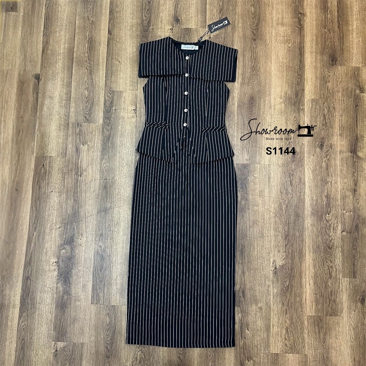 ชุดเซทแฟชั่น เซ็ตเสื้อ+กระโปรงลายทาง ตัวเสื้อดีไซส์เรียบหรู กระโปรงทรงพอดีตัว