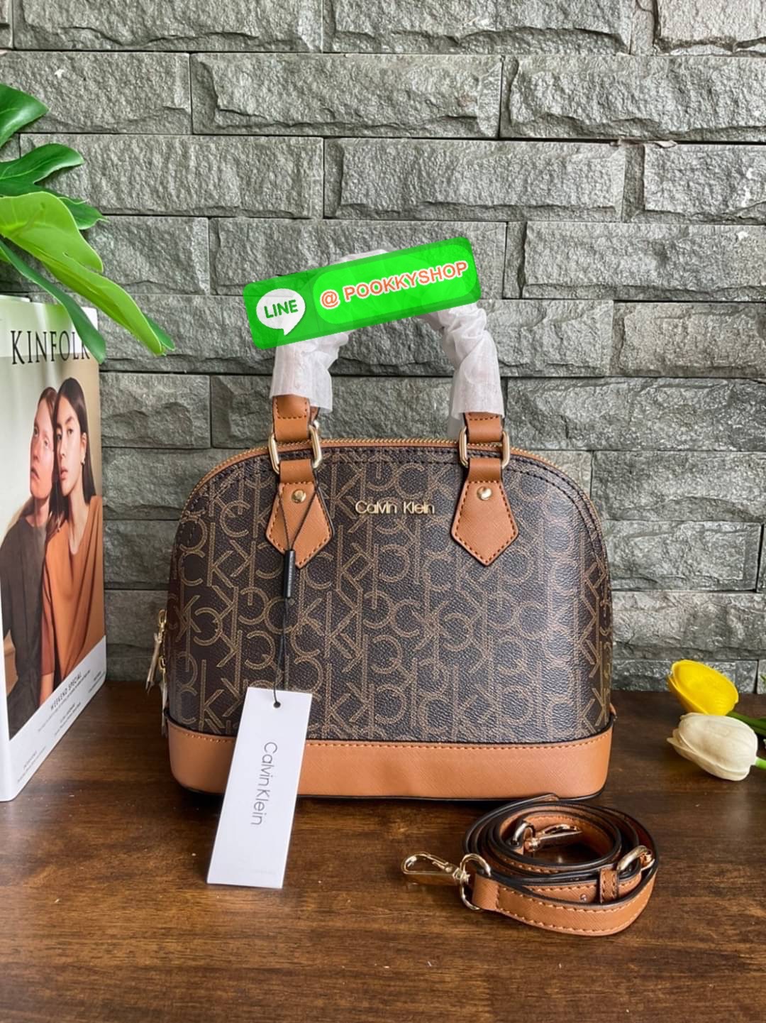 🚚 พร้อมส่ง 🚚 New arrival !! Calvin Klein Dome Mini Bag ( ขนาด 10” ) 💋สวยเก๋ ก่อนใครแน่นอนค่ะ ตามคำเรียกร้อง สวยหรูดูดีมาก สีสวยน่ารัก กระเป๋าสะพายแบบครอสบอดี้ ขนาดมินิ เป็นรุ่นที่ได้รับความนิยม แข็งแรงทนทาน จึงครองใจใครหลายคน วัสดุ