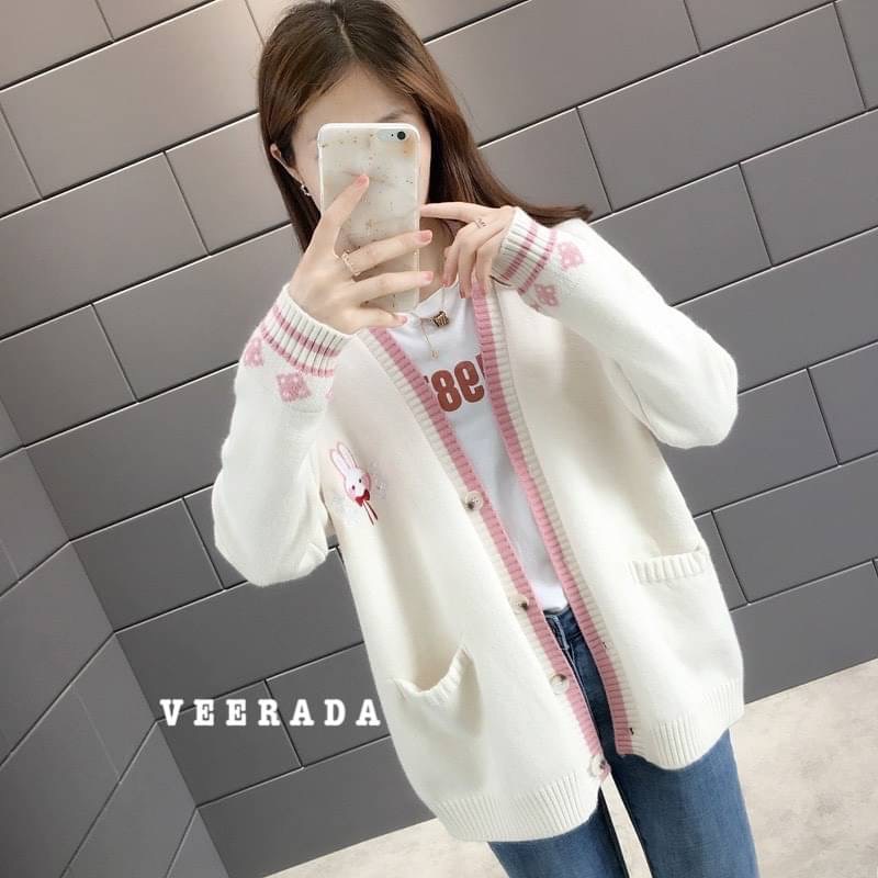 🌸New Collection🌸 Veerada Bunny Cute แน่นอนว่าเริ่มจะเข้าสู่ฤดูหนาวแล้ว ทุกคนก็ต้องไม่พลาดสรรหาเสื้อคลุมกันหนาว อบอุ่น ดูดี และราคาถูก ซึ่งหาได้ไม่ยาก เพราะเราเลือกแต่สิ่งดีๆ มีคุณภาพสูงราคาเบา อย่างเช่นตัวนี้เลยค่ะ ตัวใหญ่นิดหน่อย มีกระเป๋