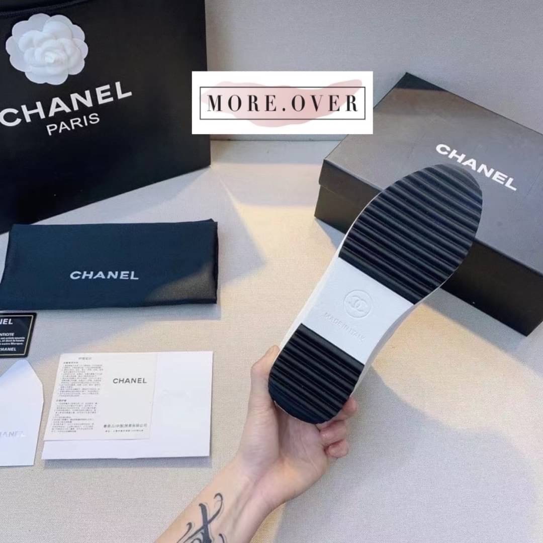 ** รองเท้าผ้าใบหุ้มส้นสีดำ CHANEL งานพร้อมส่งไม่ต้องรอพรีคะ Brand : CHANEL งานสวยหรู เกรด Hi-end ค่ะ แบรนด์ CHANEL คู่นี้ผ้าใบหุ้มข้อสูง สวยหรู สายสปอร์ตกันเลยจ้า ใส่กับกางเกง ใส่กับเดรสก็เลิศสุดๆค่ะ งานสวยแบบเดียวกับช็อปเลยจ้า มีของพร้อมส่งคะ เกรด hi-end