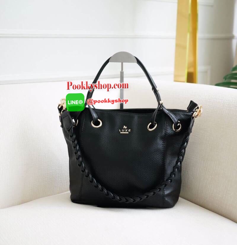 รุ่น Andrea city bag เปิดตัวรุ่นใหม่พร้อมอะไหล่สามแถว สั่งทำพิเศษจากโรงงานเดียวกับแบรนด์ดังระดับโลกเลยค่ะ สุดหรูไม่ลอก มาในทรงสุดสวยเปิดตัวใหม่✔️ มีสายสะพายสองเส้น เส้นแรกคือสายเปีย สะพายแล้วดูน่ารักสุดๆ หรือจะใช้สายสะพายยาวก็คล่องตัว ปากกระเป๋ามีซ