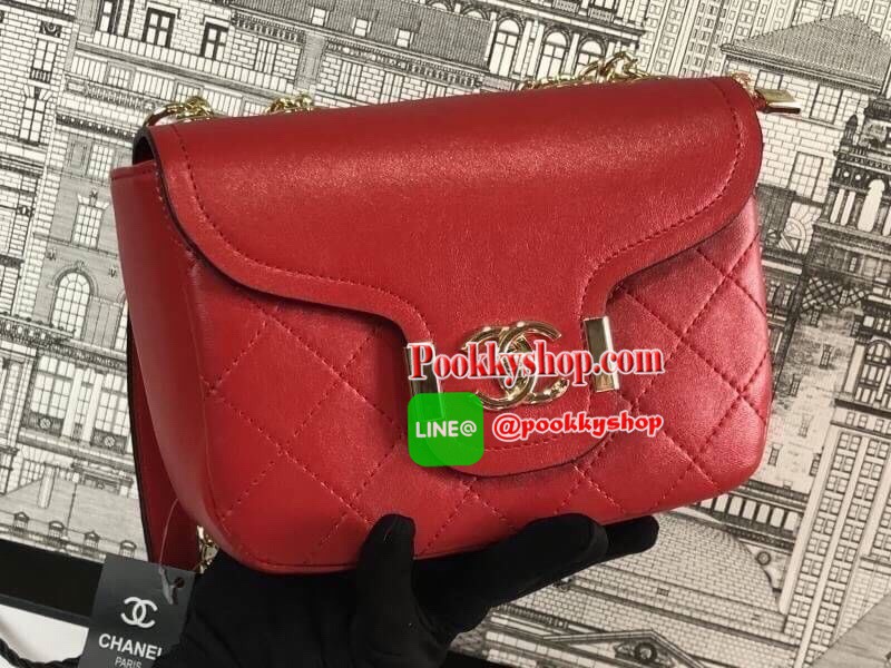 Chanel อเนกประสงค์ รุ่น Limited edition วัสดุหนังแกะเรียบขนาดเล็กกะทัดรัดน้ำหนักเบามีช่องใส่ของจุกจิกเปิดปิดด้วยฝาปิดกระดุม และซิป มีช่องใส่บัตร ช่องซิป ใส่กระเป๋าสตางค์ใบกลางได้ค่ะตัวจริงสวยมากๆถูกใจรีบจองนะคะใส่มือถือได้ทุกรุ่นสายสะพายยาวคู่สะพายได้สองแ