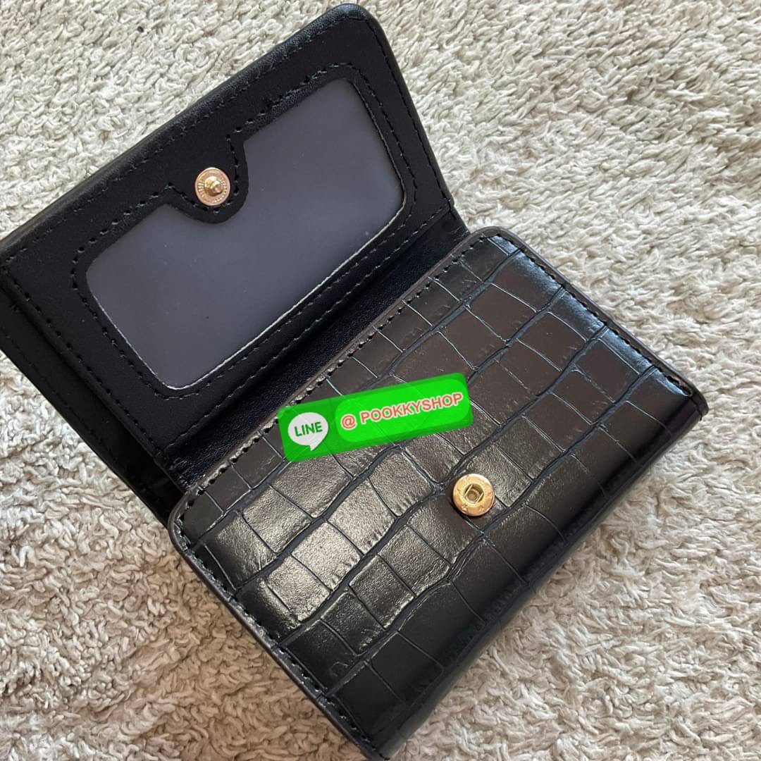 รุ่นใหม่ล่าสุด! GUESS SHORT WALLET กระเป๋าสตางค์ใบสั้นสองตอน วัสดุตัวหนังลายสวยหรูพิมพ์ลายทั้งใบ เปิดปิดด้วยกระดุม ด้านในบุผ้าปั้มแบรนด์มีช่องใส่รูป และใส่บัตรได้อีกหลายช่อง มาพร้อมช่องใส่ธนบัตรหนึ่งช่อง สวยคุ้ม สไตล์มินิ สำหรับคนไม่ชอบพกเงินเยอะ แนะนำใบน