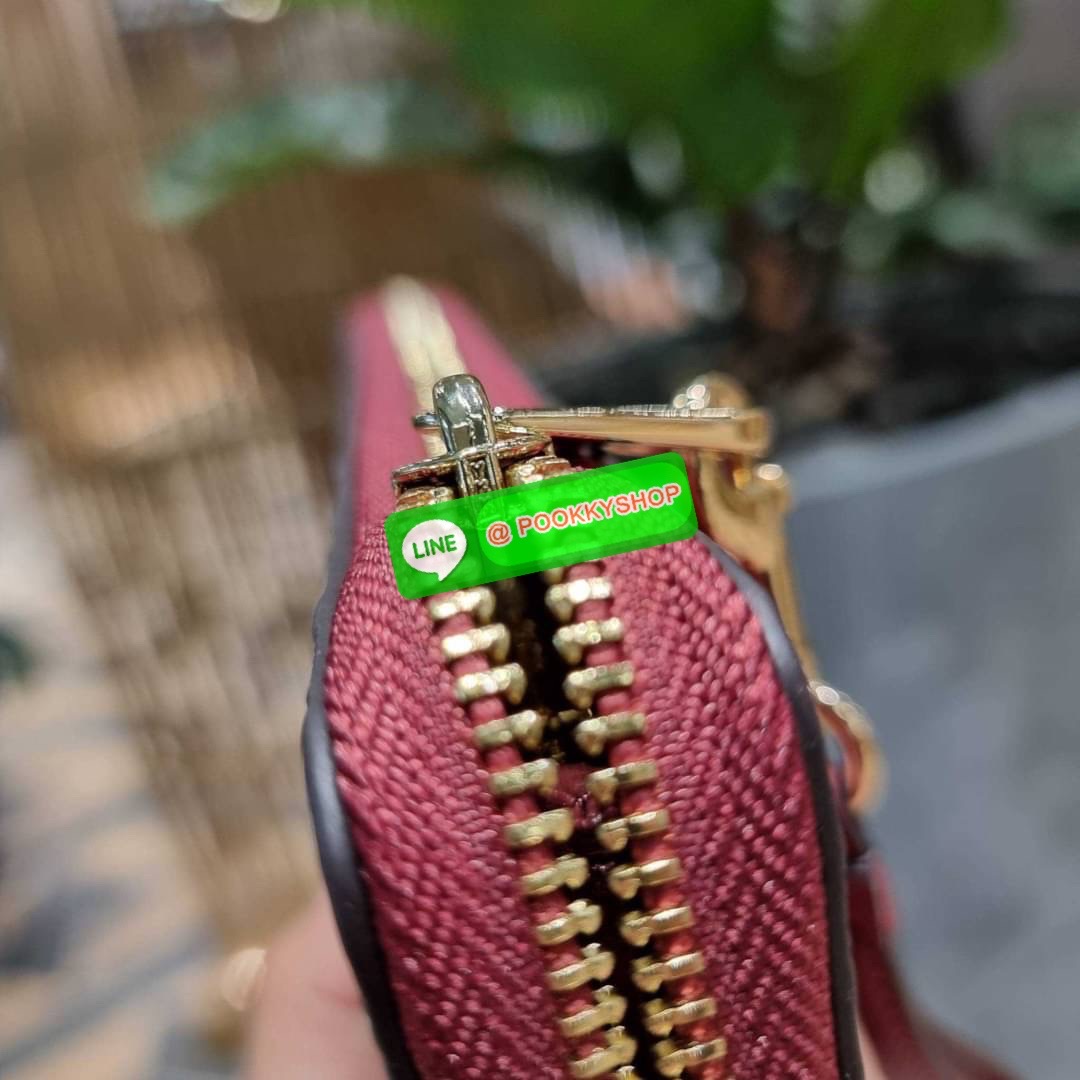 COACH C7360 LONG ZIP AROUND WALLET IN SIGNATURE LEATHER พร้อมเสิร์ฟความเลิศหรู ไม่ต้องรอพรีฯ ใหม่ล่าสุด กระเป๋าสตางค์ใบยาวกึ่งคล้องมือ สีคลาสสิค ขายดี ถือใช้คือขับผิวสุด!! วัสดุหนังแท้ปั๊มลายนูนสวยคม มาพร้อมสายคล้องมือ ถอดออกได้ ภายในใส่บัตรได้เยอะ มีช่อง