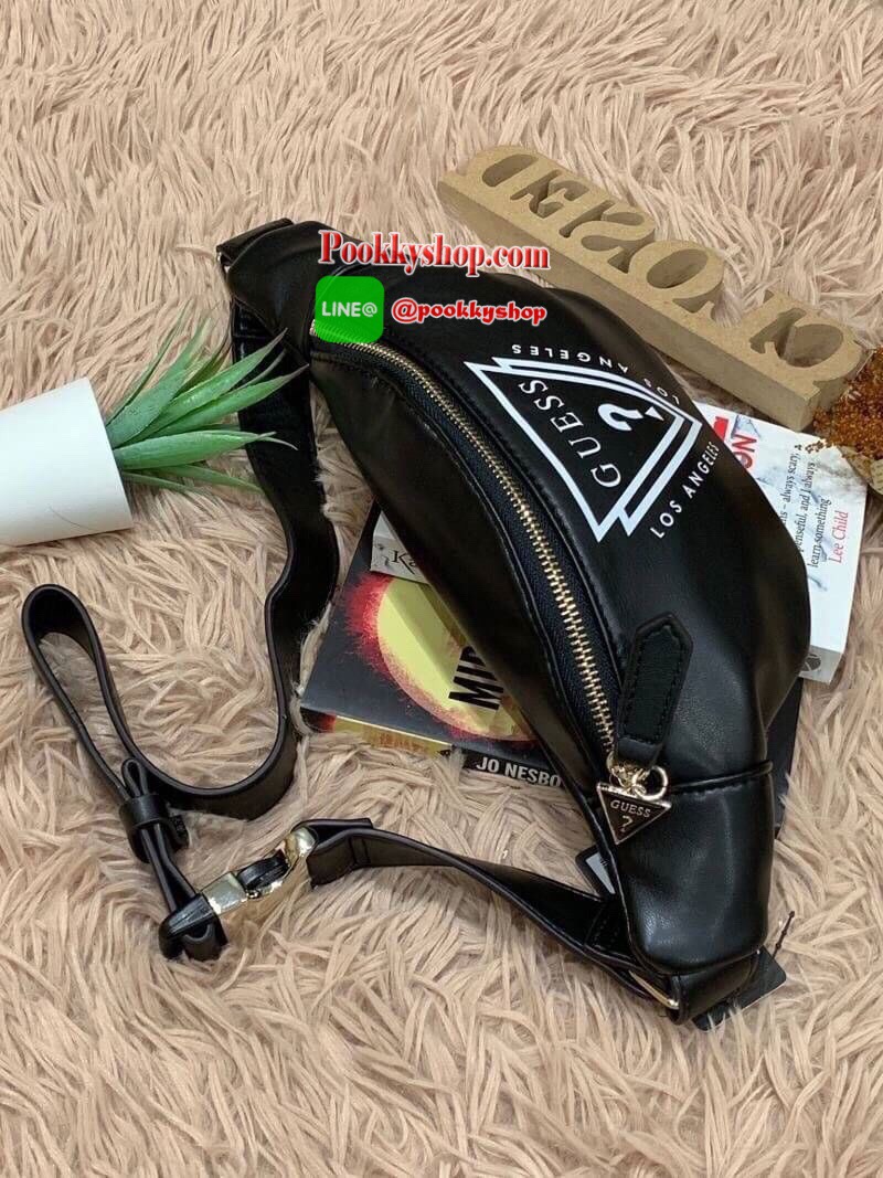 Guess Adjustable belt strap waist bag กระเป๋าทรงคาดอกคาดเอวทรงยอดฮิตแห่งปี ออกมาให้ยลโฉมอีกรุ่นด้วยการใช้งานที่ง่ายและคล่องตัว มีหัวซิปสามเหลี่ยมโลโก้แบรนด์เป็นสัญลักษณ์ ใส่โทรศัพท์มือถือได้ทุกรุ่น สายสะพายปรับได้ฟรีไซส์ สวยดูโฉบเฉี่ยวเอาใจวัยรุ่นเลยคร้า!