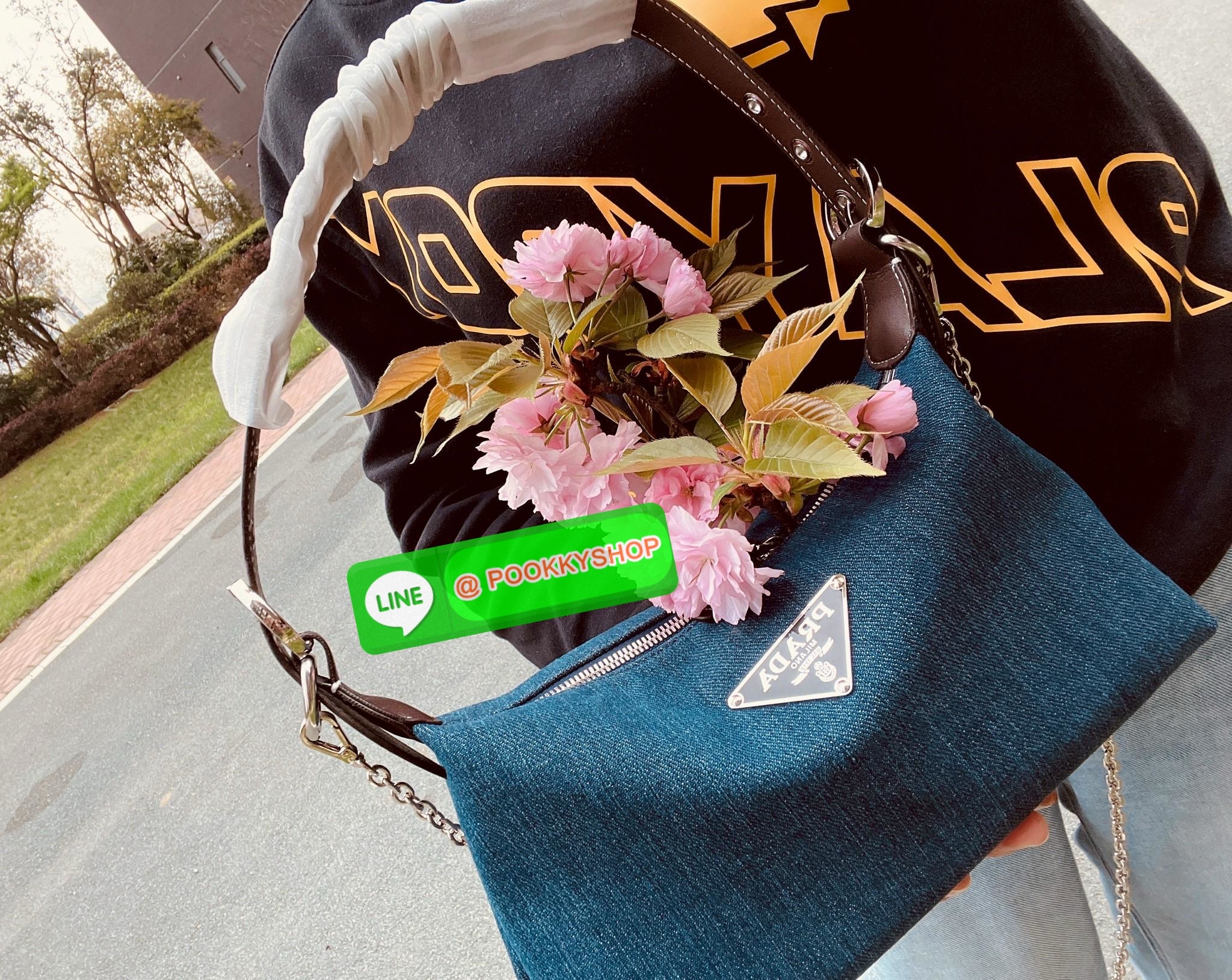 **สินค้าเข้าใหม่** ทางนี้ค่าาสาวๆ สวยเกินจะห้ามใจไหว! NEW IN! PRADA HOBO HANDBAG//SHOULDER DENIM BAG 🔖พร้อมส่งา แม่ค้าเองก็จับไม่วางแล้ว1ค่าา สวยจริงๆ กับPrada denim วัสดุยีนส์หนานิ่มตัดขอบหนังอย่างดี ทรงสวยมากๆค่ะ หูหิ้วสายหนังในตัว คล้องไหล่ได้