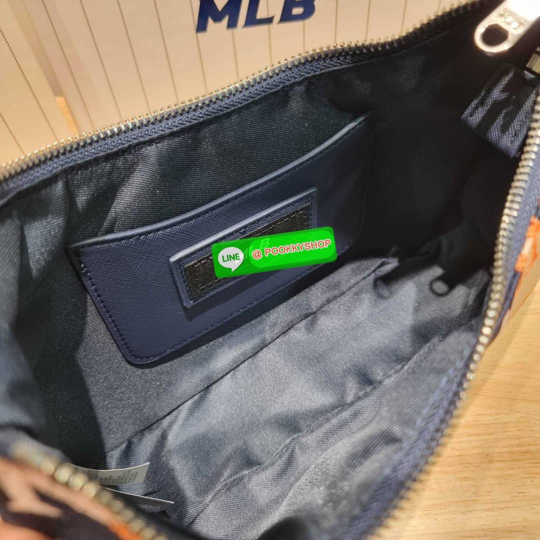 MLB MONOGRAM HOBO BAG สวยไม่ซ้ำ ใหม่ก่อนใคร กับแบรนด์จากเกาหลีเกาใจ น้องใหม่มาแรง!! กับกระเป๋าทรงพอช ที่ใช้งานได้ง่ายมากๆ ขนาดกำลังดี ดีไซน์ลวดลายโมโนแกรมเอกลักษณ์ ลงบนผ้า jacquard ได้อย่างลงตัวและสวยงาม มาพร้อมสายคล้องในตัว และสายครอสแบบสปอร์ต ทนทาน จึงส