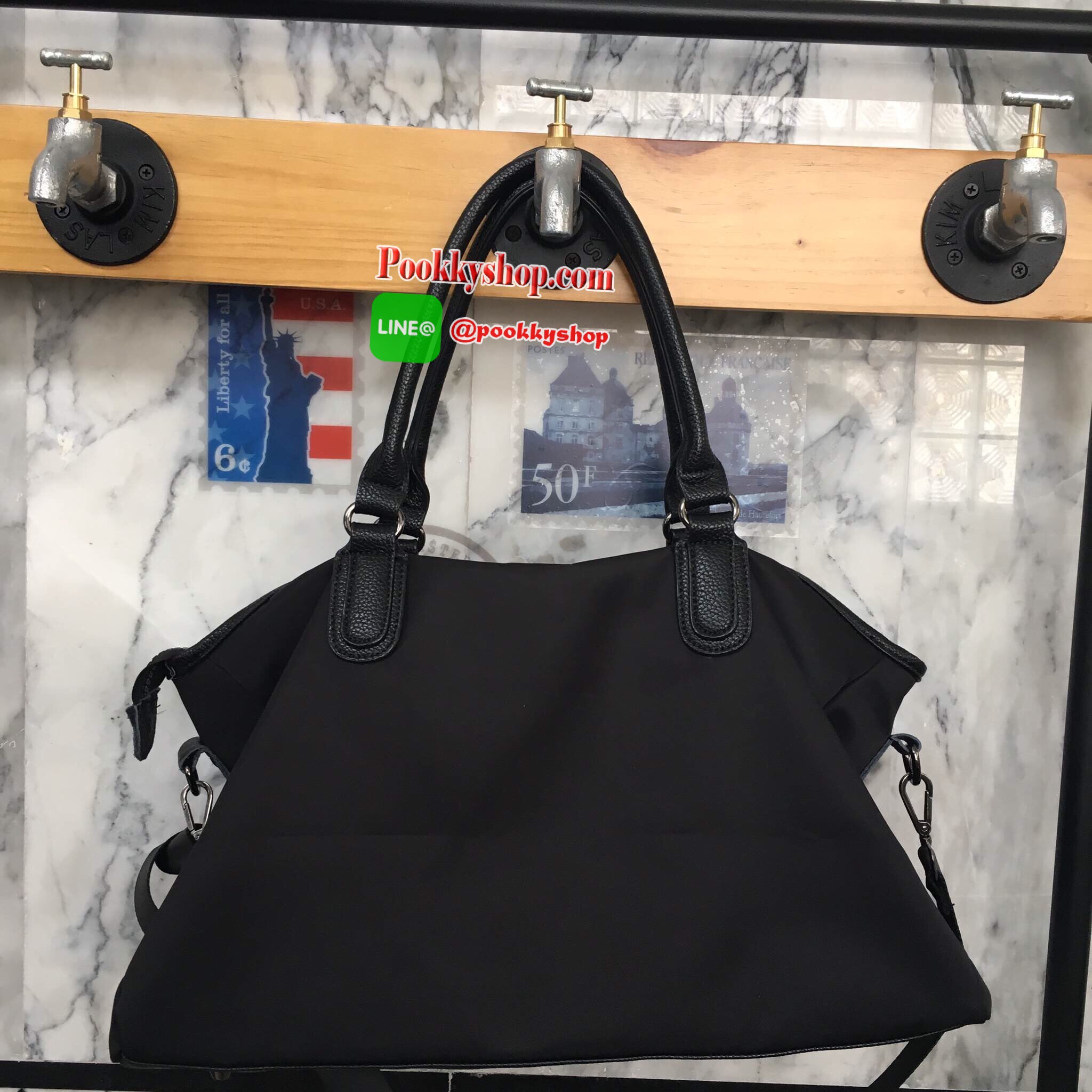 ใหม่ล่าสุด จากแบรนด์Berke กระเป๋าทรงเก๋ ใบใหญ่ ตอบโจทย์ สาวๆที่ของเยอะเลยคะ จุดเด่นที่ตัวกระเป๋าเป็นผ้าไนล่อนมีซับอย่างดี ทำให้ น้ำหนักกระเป๋าเบามากๆ สายจับ และ สายสะพายเป็นหนังนิ่ม ทนทานสุดๆ ภายในมีช่อง แยกเก็บของได้เป็นระเบียบมากๆ คะ ด้านข้างปรับเก็บทรง