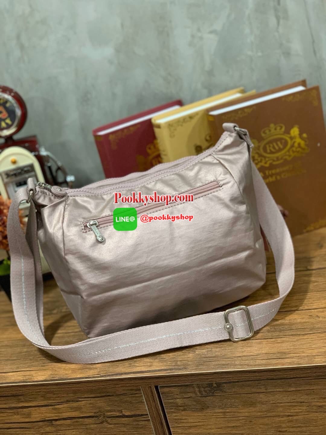 Kipling CAI Quilted Handbag with Extendable Strap อีกหนึ่งคอลเลคชั่นของMaydayมาในรูปแบบสะพายไหล่หรือสะพายข้าง มีช่องซิปใช้งานหลายช่อง ช่องใหญ่มีฐานกว้างสามารถจุของได้เยอะ ประดับพวงกุญแจเป็นเซ็ทของกระเป๋า สายสะพายปรับได้ฟรีไซส์ ขนาดกำลัง อีกหนึ่งรุ่นลิมิเต