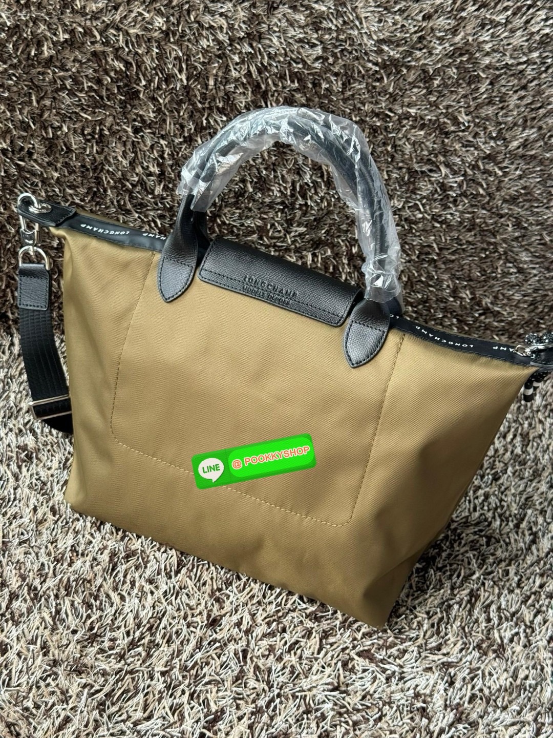 Large Longchamp LE PLIAGE ENERGY L HANDBAG LE PLIAGE รีไซเคิล ECONYLสไตล์สปอร์ต ทันสมัย และใช้งานได้จริง น้ําหนักเบา กระเป๋าใบนี้เป็นเครื่องประดับที่มีเสน่ห์ในอุดมคติที่จะติดตามคุณในทุกกิจกรรมยามเย็นของคุณ มาพร้อมกับสายสะพายไหล่ปรับได้ สามารถพกพาได้ ทั้งแ