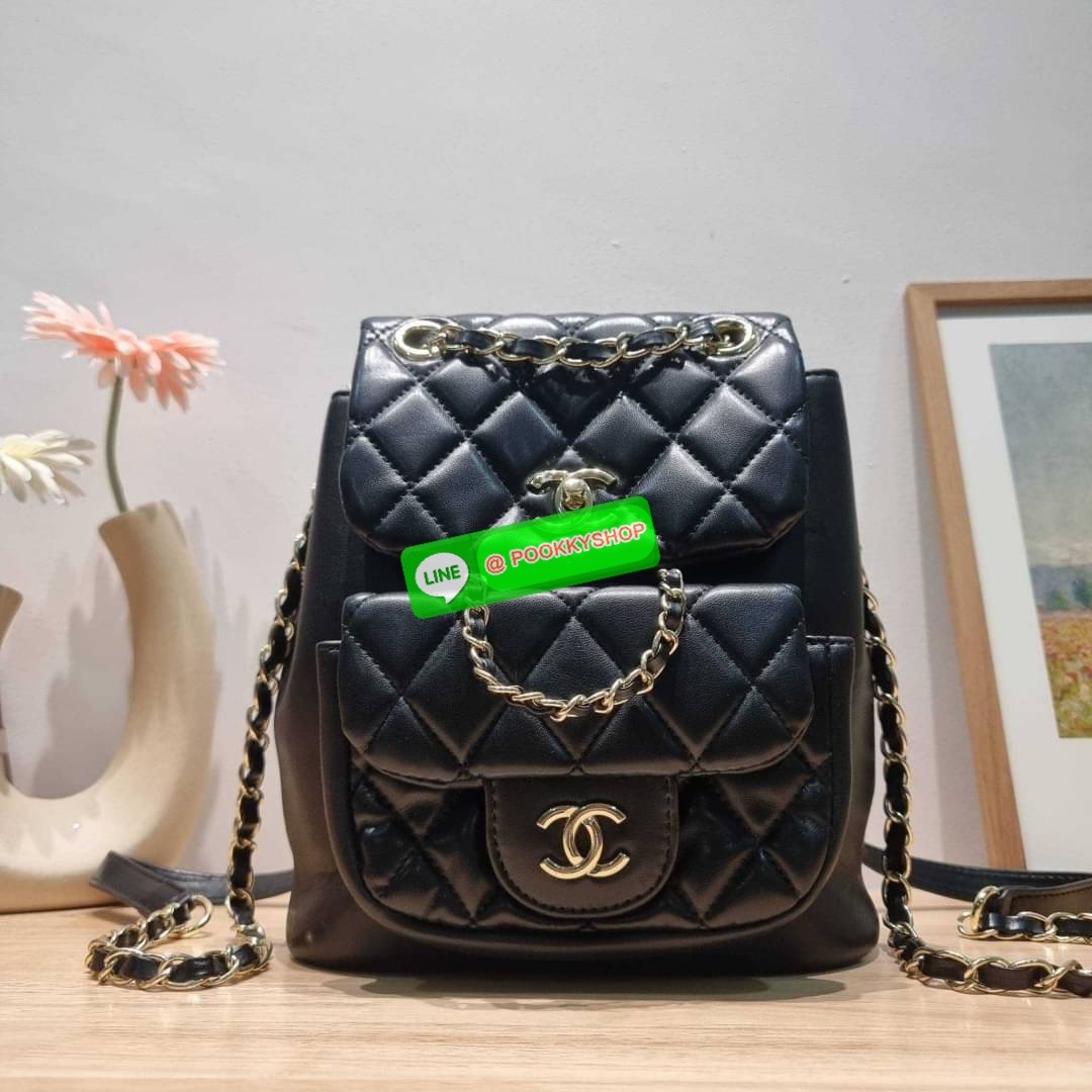 Hot item! Chanel duma backpack กระเป๋าเป้ ไซส์น่ารัก ไอเท็มยอดฮิตจากเคาน์เตอร์ dutyfree รูปทรงทันสมัย วัสดุหนังแกะสัมผัสนิ่ม ดีเทลความสวยมากมาย ทั้งสายรูดเก็บปาดกระเป๋า หรือจะช่องเปิดด้านหน้า ก็ดูหรูไปหมด ภายในโล่งกว้าง ใส่ของสำคัญได้ครบ สายสะพายปรับได้ตา