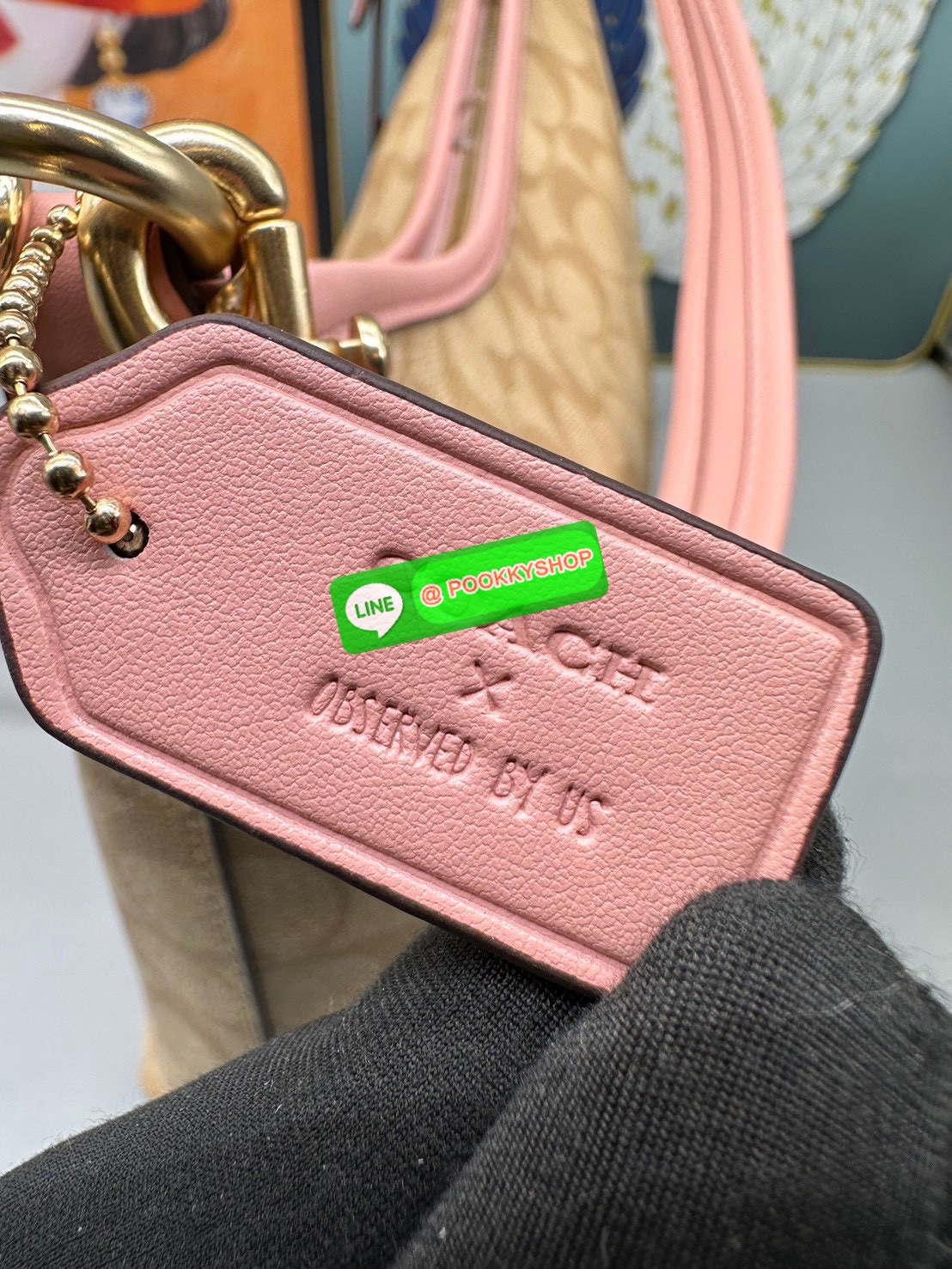 Coach Laurel Shoulder Bag รุ่น CU898✨ กระเป๋าดีไซน์หวานที่ผสานความหรูหราและความทันสมัยอย่างลงตัว เหมาะสำหรับทุกโอกาส ไม่ว่าจะเป็นการทำงานหรือการเดินทาง เพิ่มเสน่ห์ให้กับลุคของคุณด้วยกระเป๋าใบนี้