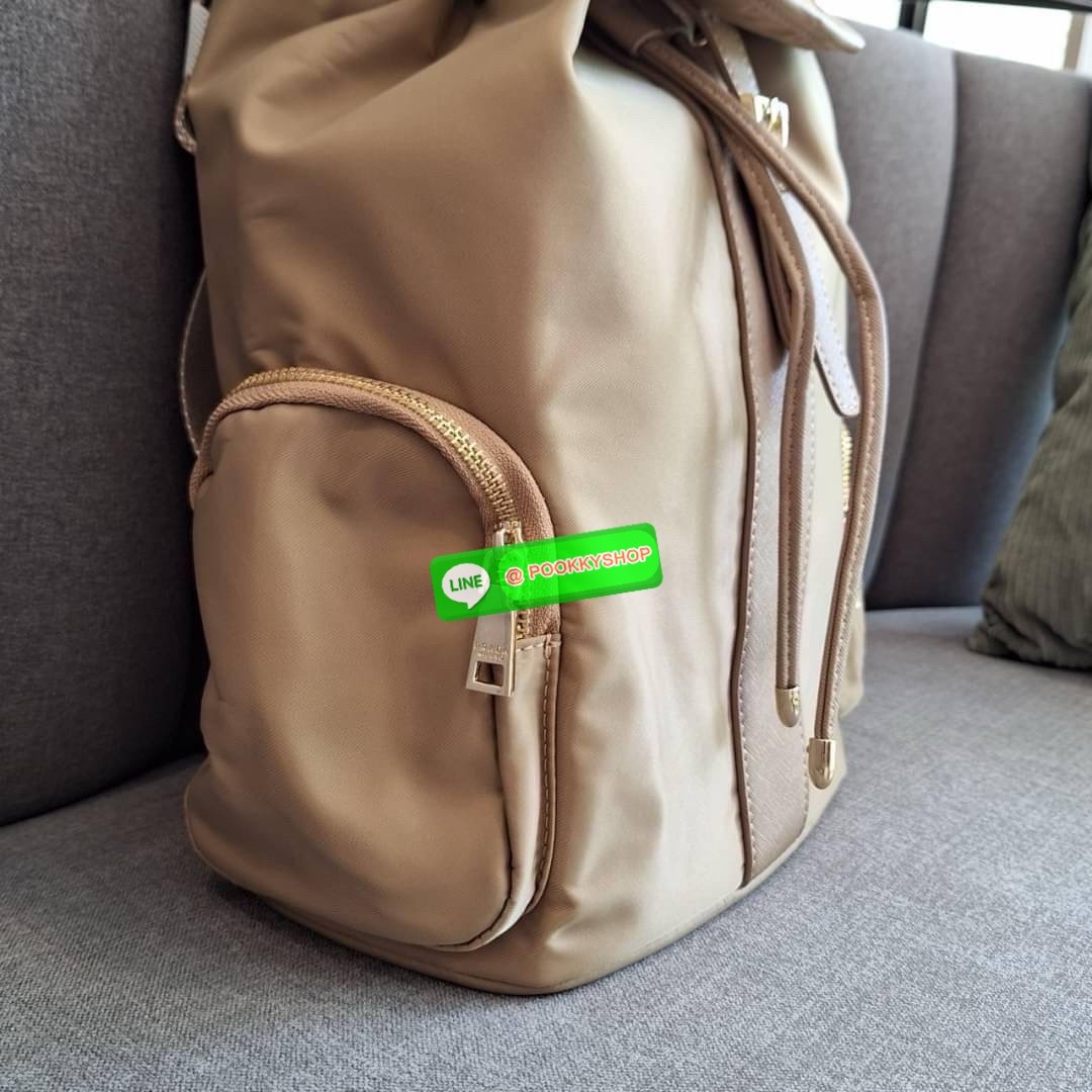 NEW ARRIVIAL กระเป๋าเป้ทรงสวย Prada Nylon Backpack With Pocket วัสดุผ้าไนล่อน กันน้ำเนื้อหนาอย่างดี ใบนี้ ดีไซต์สวยเก๋ เป้แบบหูรูด ทรงสวยน่ารัก อะไหล่ทองทั้งใบ เปิดปิดด้วยกระดุมแม่เหล็ก ด้านข้างมีกระเป๋าอีก 2 ช่อง ด้านในมีป้ายโลโก้บุด้วยผ้าแบรนด์หนาอย่างด