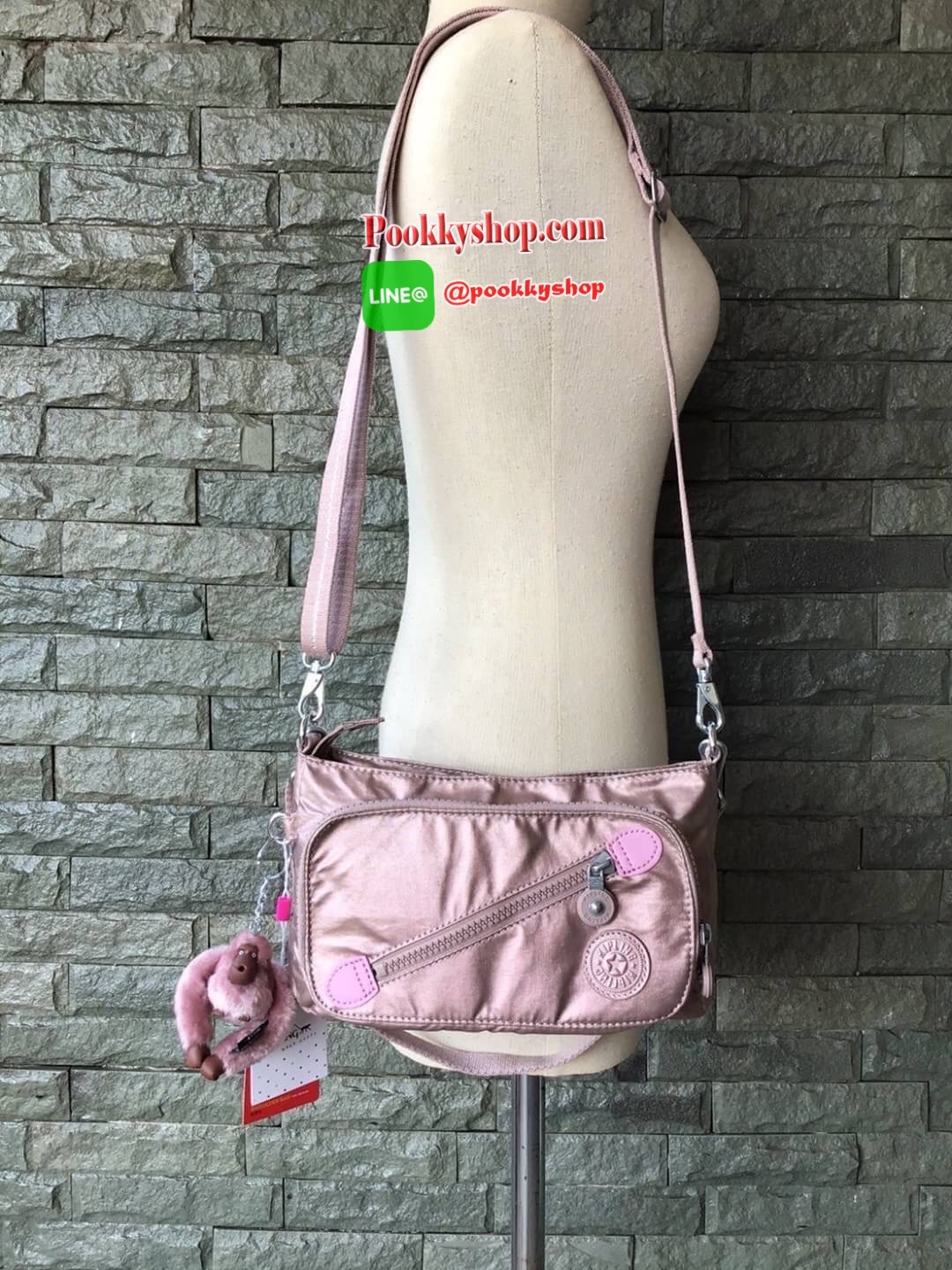 Kipling milos crossbody bag (K13696) กระเป๋าสะพายข้าง crossbody ขนาดกำลังดี มี 2 สาย สายสะพายสั้น ถือเป็นทรงพอรช์(pochette)ถอดเปลี่ยนสลับกับสายยาวได้ มีช่องซิปใช้งาน3ช่อง 2ช่องใหญ่ภายในมีเล็กแยกเป็นสัดส่วน ใส่มินิไอแพค กระเป๋าสตางค์ยาวได้ ด้านหน้ามีช่องซิ