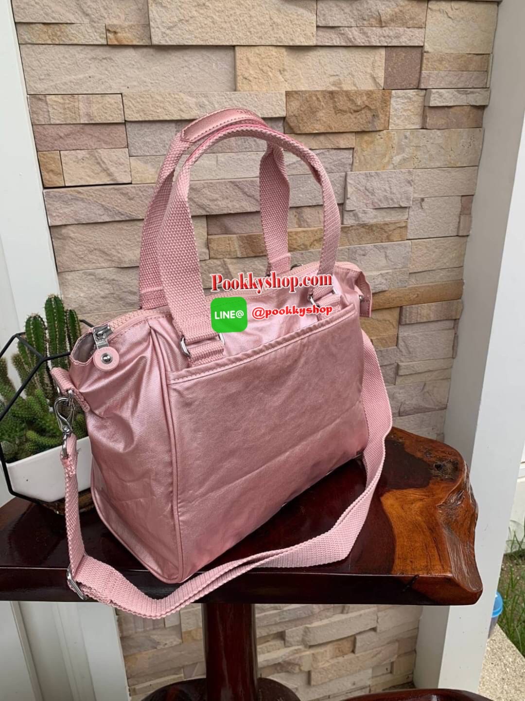 Kipling women’s amiel handbag (k15371) กระเป๋าถือหรือสะพายข้างได้ วัสดุpolyamide100%เปิดปิดกระเป๋าแบบซิปเดียว ภายในมีฐานกว้าง มีช่องซิป ช่องเล็กแยกเป็นสัดส่วนพร้อมสายห้อยกุญแจ ด้านหลังกระเป๋ามีช่องซิปยาวหนึ่งช่องใช้งานได้จริง มาพร้อมสายสะพายถอดออกได้ ปรับ