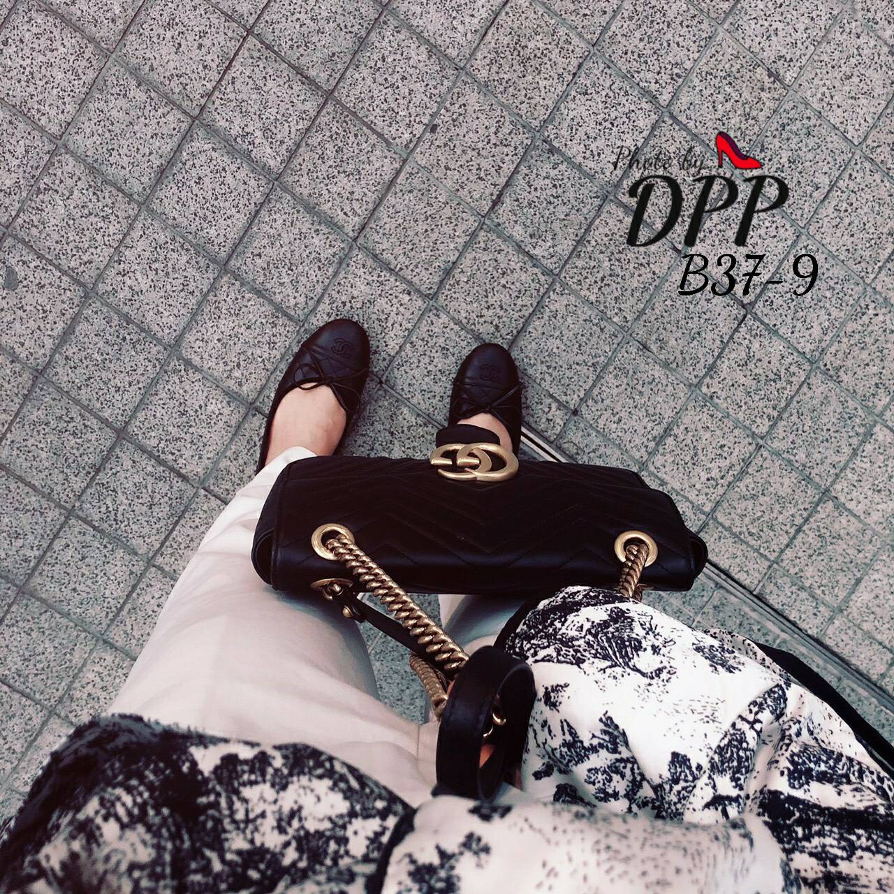 B37-9 พร้อมส่ง รองเท้าคัทชู ทรงหัวมน งานขายดี CHANEL หน้าโบว์ วัสดุทำจากหนังนิ่มตัดต่อทูโทนหัวดำ งานเดินเส้นตาราง งานใส่สบาย เป็นรองเท้าที่ใส่ได้ทุกวัน เข้ากับเสื้อผ้าทุกชุด ทรงสวมมาก