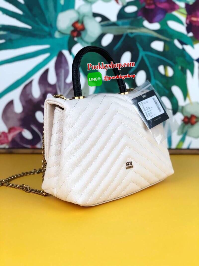 LYN ABSOLUTE DREAM กระเป๋าถือ/สะพายสายโซ่สีคลาสสิค วางอยู่ทรง มีหมุดรองฐาน 4 มุม ตัวกระเป๋าเดินด้ายลายเชฟรอนพร้อมประดับลายน่ารัก เปิดปิดด้วยกระดุมแม่เหล็ก ด้านในแบ่งเป็น 2 ช่องใหญ่ จุของพอสมควรค่ะ ใส่ iPhone plus/กระเป๋าเงินใบกลางได้เหลือๆ เลยค่ะ สายสะพาย