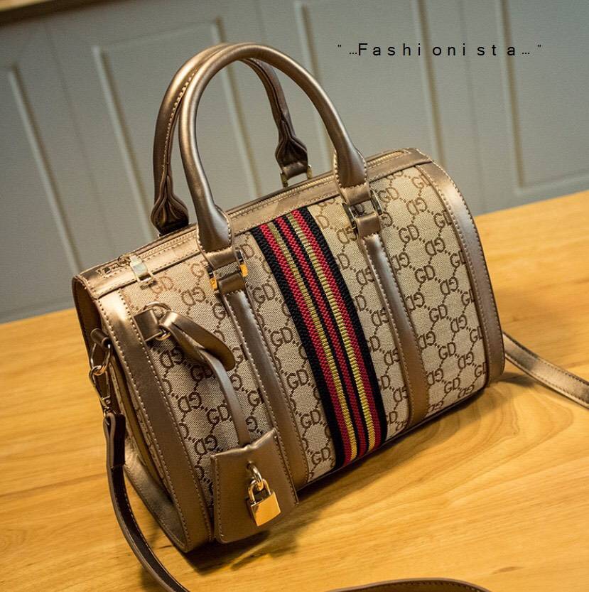 สินค้า Lot ใหม่ สีมาใหม่พร้อมส่งค่ะ งานติดอันดับ Best Seller รายละเอียดวัสดุเหมือนเป๊ะทุกจุด!! << LUX'N CHARMING SPEEDY BAGS >> ที่สุดของความหรูหราเลอค่า สินค้าแฟชั่นระดับไฮเอนด์ Collection ใหม่งาน High Quality กระเป๋าถือทรงหมอนสปีดี้ วัส