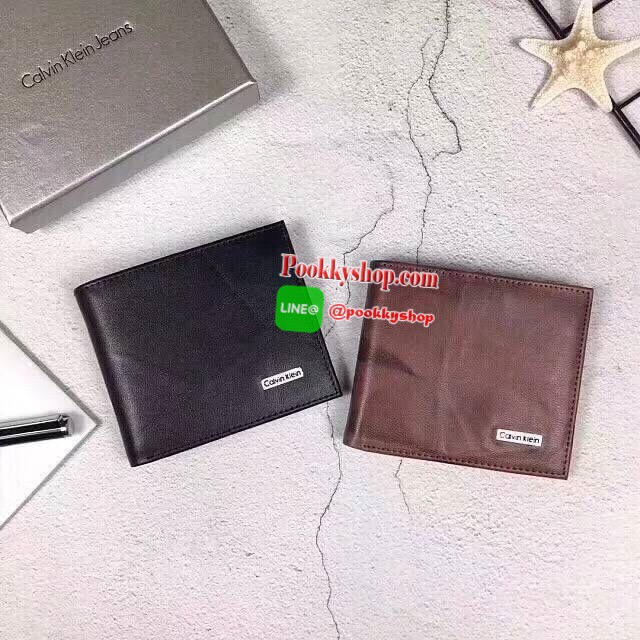 New arrival!!! พร้อมส่ง Calvin Klein Wallet กระเป๋าสตางค์แบบพับ 2 ตอนสำหรับผู้ชาย ตัวกระเป๋าเป็นหนังลวดลายโดดเด่นดูไม่จำเจ ด้านในมีช่องใส่บัตร ใส่ธนบัตรแยกเป็นสัดส่วน ไม่ว่าจะใช้เองหรือเป็นของขวัญก็คุ้มค่าน่าใช้มากค่า
