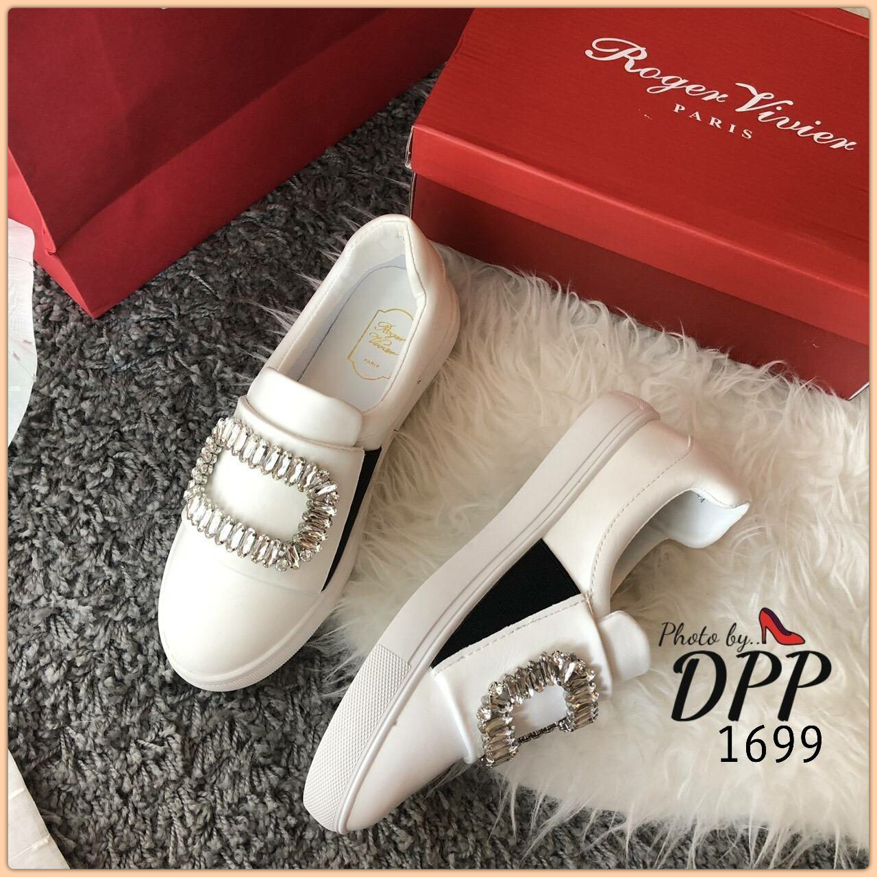 พร้อมส่ง รองเท้าผ้าใบ ที่ขายดีมากที่สุด รุ่นนี้ดาราใส่เยอะมาก มีกันเกือบทุกคน งานรองเท้าผ้าใบทรงสวม หนังนิ่ม ตกแต่งดีไซน์หน้าเพชรสุดหรูตามสไตล์ ทรงสวยเว่อร์ บอกเลยว่า เป็นรองเท้าที่ต้องมีมากๆ