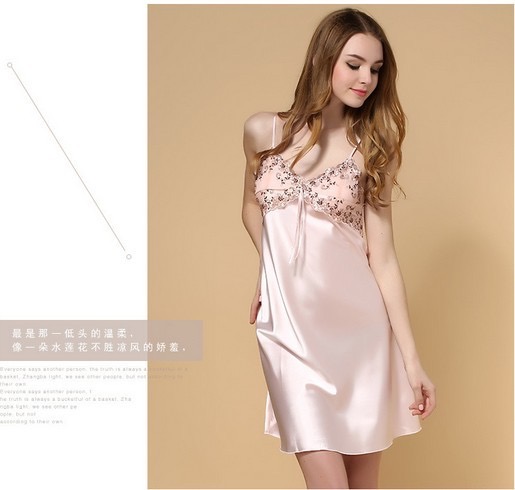 ชุดนอนผ้าไหม ชุดนอนคุณหนู สุดหรู ผ้าไหมสายเดี่ยว สีชมพูอ่อน แต่งลูกไม้ปัก ช่วงอก เนื้อผ้าสวยหรู งานเย็บเกรดพรีเมี่ยมคะ