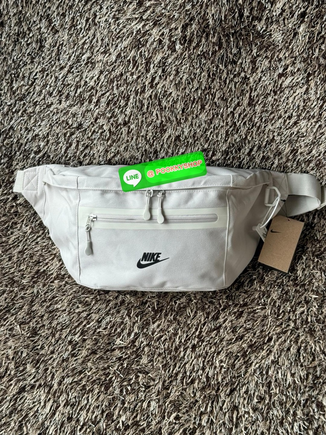 Nike Elemental Waist Bag มีน้ำหนักเบา เพิ่มความคล่องตัว จัดของได้อย่างเป็นระเบียบ ไม่ว่าจะใช้งานในวันปกติ วันที่ไปออกกำลังกาย หรือทริปการเดินป่าแบบสมบุกสมบัน ก็สามารถใช้กระเป๋าใบนี้ได้ เพราะมีความโดดเด่นที่การใช้วัสดุน้ำหนักเบา แต่มีความแข็งแรงและทนทาน ดู