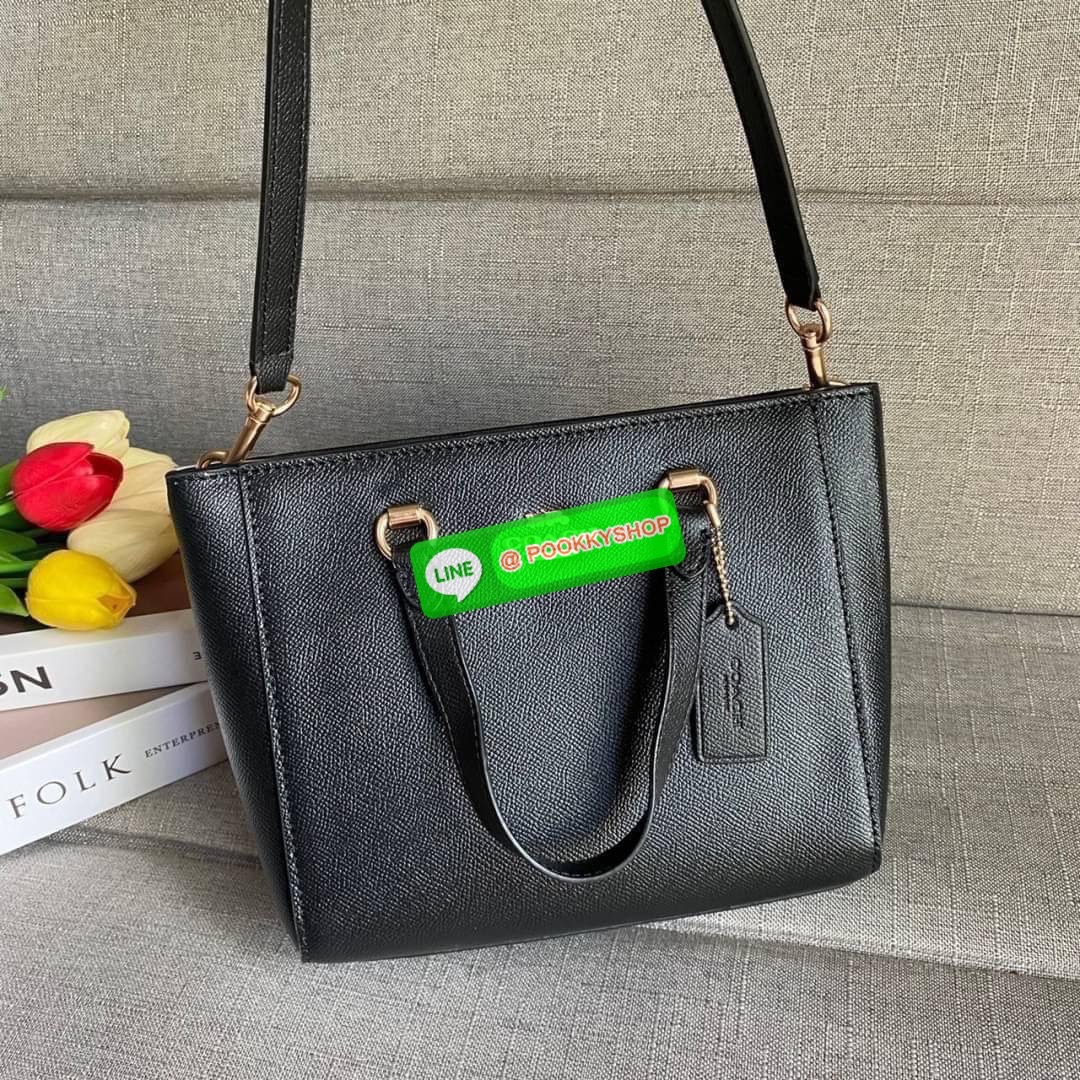 Coach Alice Satchel In Signature Canvas ( coach ca224) กระเป๋าสะพายข้าง ดีไซต์จากแบรนด์เรียบหรู สะพายได้ทุกโอกาส วัสดุหนังแท้ หูจับและสายหนังแท้ เปิดปิดด้วยซิป ภายในกระเป๋าช่องโล่ง ใส่ของได้เยอะ มีช่องเล็ก 1 ช่อง ซับในผ้า มีฐานรอง สายถอดได้ สามารถสะพายไหล