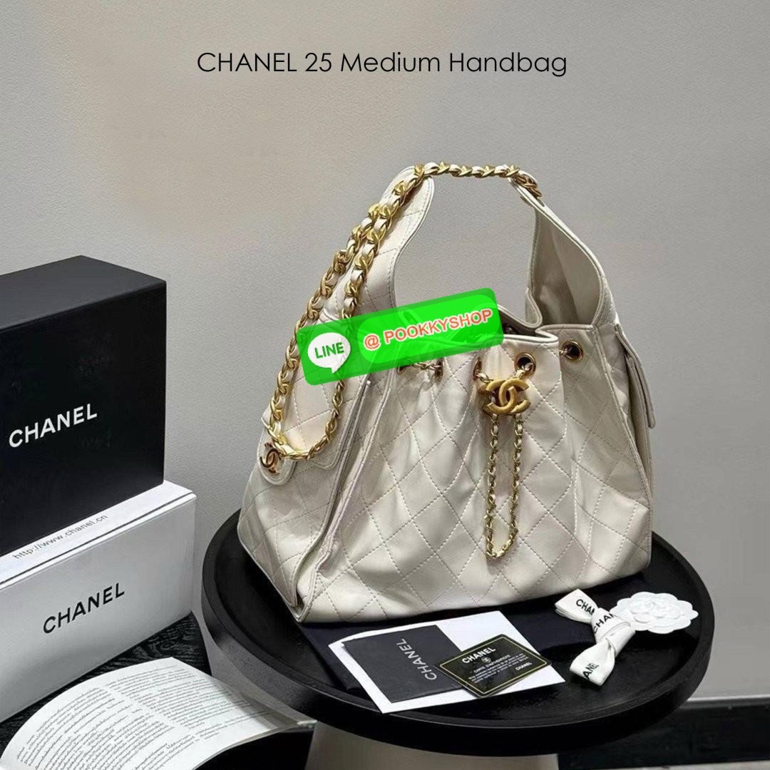 CHANEL 25 Medium Handbag กระเป๋าสะพายทรงโฮโบใบใหญ่ คอลใหม่ล่าสุด ต้อนรับฤดูกาล SPRING-SUMMER 2025 รูปทรงใช้งานได้จริง จุของได้ ถือเก๋ๆ เอวี่เดย์ลุค บอกเลยว่าดีไซน์เก๋มาก สาวๆ เตรียมพุ่งตัวก่อนใครได้เลย ราคาสุดคุ้มที่นี่ที่เดียวค่า