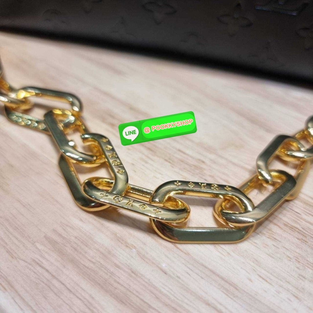 LV coussin pm bag 🔆 Details กระเป๋าสะพายกึ่งคลัชท์ สุดล้ำ ดีไซน์ใหม่ สีลิมิเต็ด ล่าสุดจากเคาน์เตอร์ duty free มาแรงมาก ด้วยความสวยปังตั้งแต่แรกเห็น มาพร้อมสาย 2 เส้น สวยลัคชูแบบสับๆ มีสายโซ่ที่มีดีเทลละเอียดไม่ซ้ำ และสายสปอร์ตครอสบอดี้ ที่จะคล้องไ