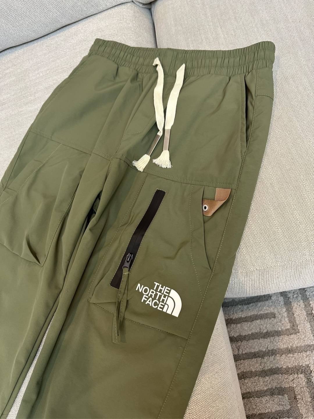 รุ่นใหม่ล่าสุดชนช็อปเลยจ้า กางเกงขายาวเนื้อผ้าร่มปลายขาจั้ม THE NORTH FACH ลุคสป็อตเท่ๆค่ะ เนื้อผ้าอย่างดี คุณภาพการันตี มีป้าย tag แบรนด์