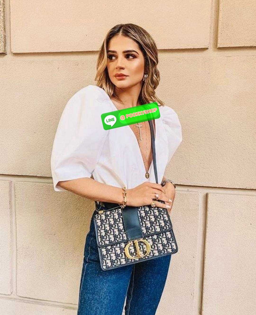 CD 30 MONTAIGNE BAG 🔆 Details กระเป๋าสะพายข้างสุดฮอต จากเคาน์เตอร์ dutyfree ที่สาวๆต้องไม่พลาด ทรงสวยมีกิมมิคในตัว ดูแพง ดีไซน์ย้อนยุคเป็นเอกลักษณ์ เปิด-ปิดด้วยอะไหล่กดล็อคแน่นหนา ใช้งานง่าย ด้านหลังมีช่องใส่ของจุกจิกได้ ภายในเป็นช่องโล่ง ใส่ของสำ