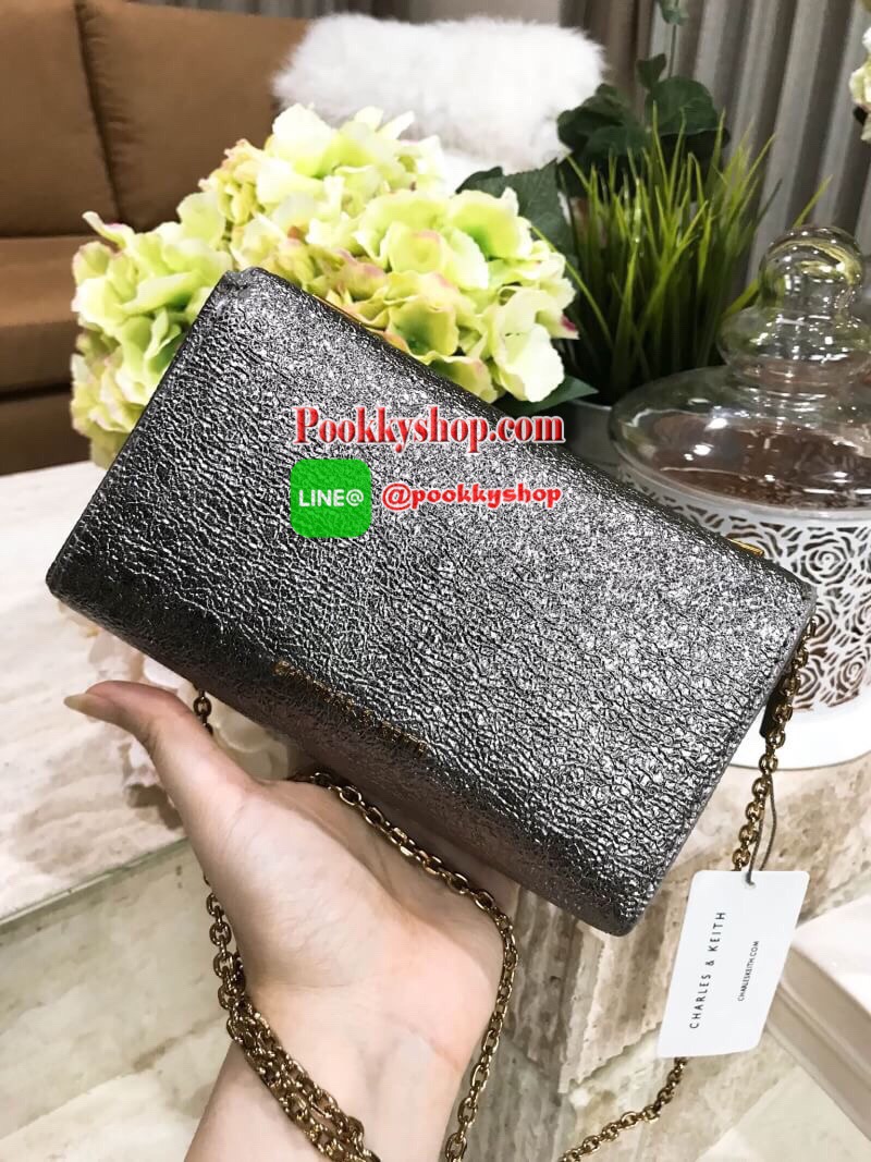Don’t Miss! NEW! CHARLES & KEITH Embellished Turn-Lock Clutch กระเป๋าสะพายคลัชทรงกล่องรุ่นใหม่ชนช็อปวัสดุ Synthetic Leather มีเทคเจอร์สีเมทัลลิคดูมีดีเทล เปิดปิดด้วยตัวล๊อคปั้มแบรนด์ดีไซน์สวยหรู ด้านหลังประดับโลโก้ ภายในโล่งมีช่องซิปหัวซิปแบรนด์ ใส่มือถือ
