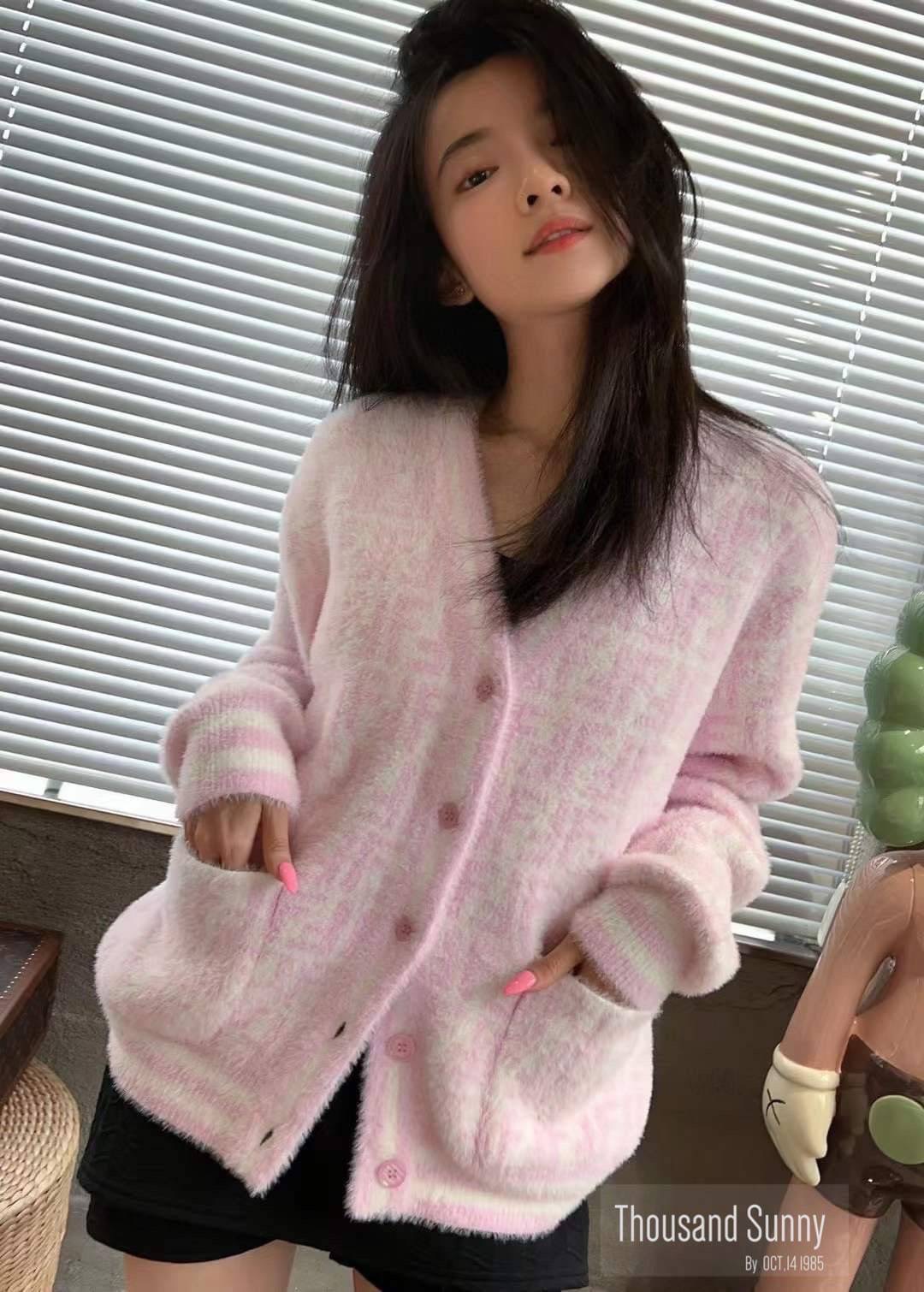 Fendi cardigan เสื้อคลุมผ้าไหมขนกระต่าย (กระต่าย) พรมทอเส้นเล็ก ผ้าเนื้อดีมากค่ะ ผ้าหนานุ่ม เนื้อนิ่มสุดๆค่ะ ผ้ามีน้ำหนัก ยืดหยุ่นได้เยอะ ผ้าใส่สบายผิว ตัวเสื้อทอลาย Fendi Logo ทั้งตัว งานทอแน่นๆ ไม่ต้องกลัวย้วย งานสวยจริงไม่จกตา มีกระเป๋าล้วง 2 ข้าง แต่ง