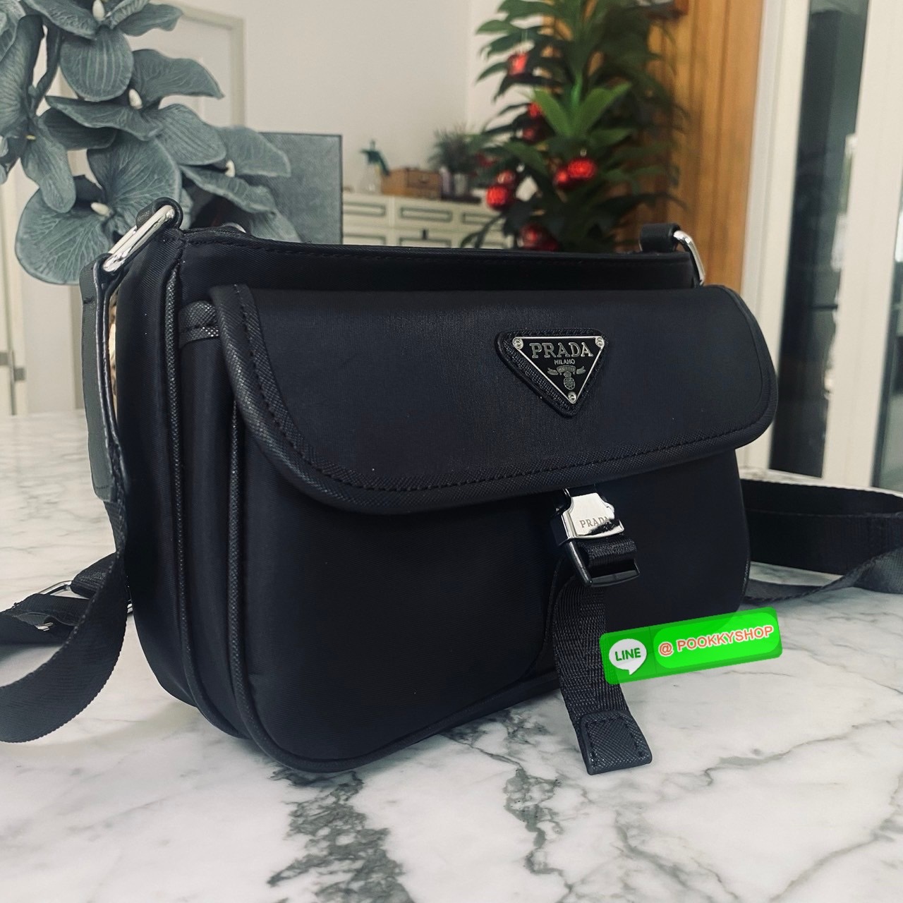 Prada Re-Nylon Messenger Bag กระเป๋าสะพายทรงแมสเซ็นเจอร์ รุ่น Unisex ใช้ได้ทั้งชายหญิง รุ่นยอดนิยมดีไซส์เรียบง่าย โทนสีดำคลาสสิกเข้าได้กับทุกลุค ขนาดกำลังดี สายสะพายยาวปรับระดับได้ สะพายไหล่หรือครอสบอดี้ก็ดูดี ดูเท่ห์ไปหมดจริงๆ ค่ะ