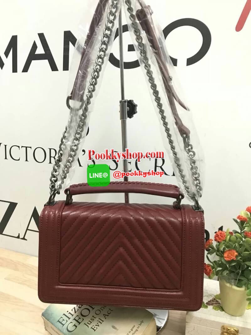 ZARA (Basic) shoulder bag :รีออเดอร์รุ่นขายดีฝุด กระเป๋าทรง Look like chanel ทรงกล่อง ตั้งอยู่ทรง ตัวกระเป๋าหนัง PU สวยเงา สายสะพายโซ่ต่อหนัง ความยาว 120cm ปรับได้3ระดับ ด้านหน้าแต่งขอบโซ่ถักหนัง เย็บลายแทยงทั้งหน้าและหลัง ภายในมีช่องใหญ่และช่องซิป2ช่อง ม