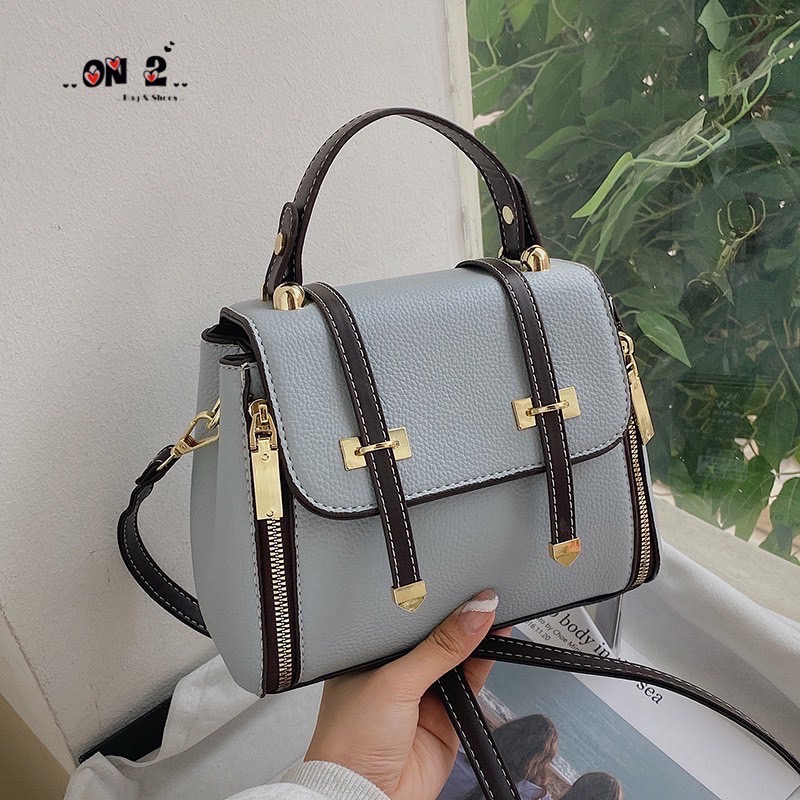 506 กระเป๋าสะพายข้างทรงฝาปิด วัสดุตัวกระเป๋าทำจากหนังผสมอย่างดี อะหลั่ยสีทอง กระเป๋าเป็นปากซิป ด้านข้างมีแต่งด้วยซิป เกร๋มากจ้า มาพร้อมสายยาวทำจากหนังตัวเดียวกับกระเป๋า สามารถปรับระดับได้