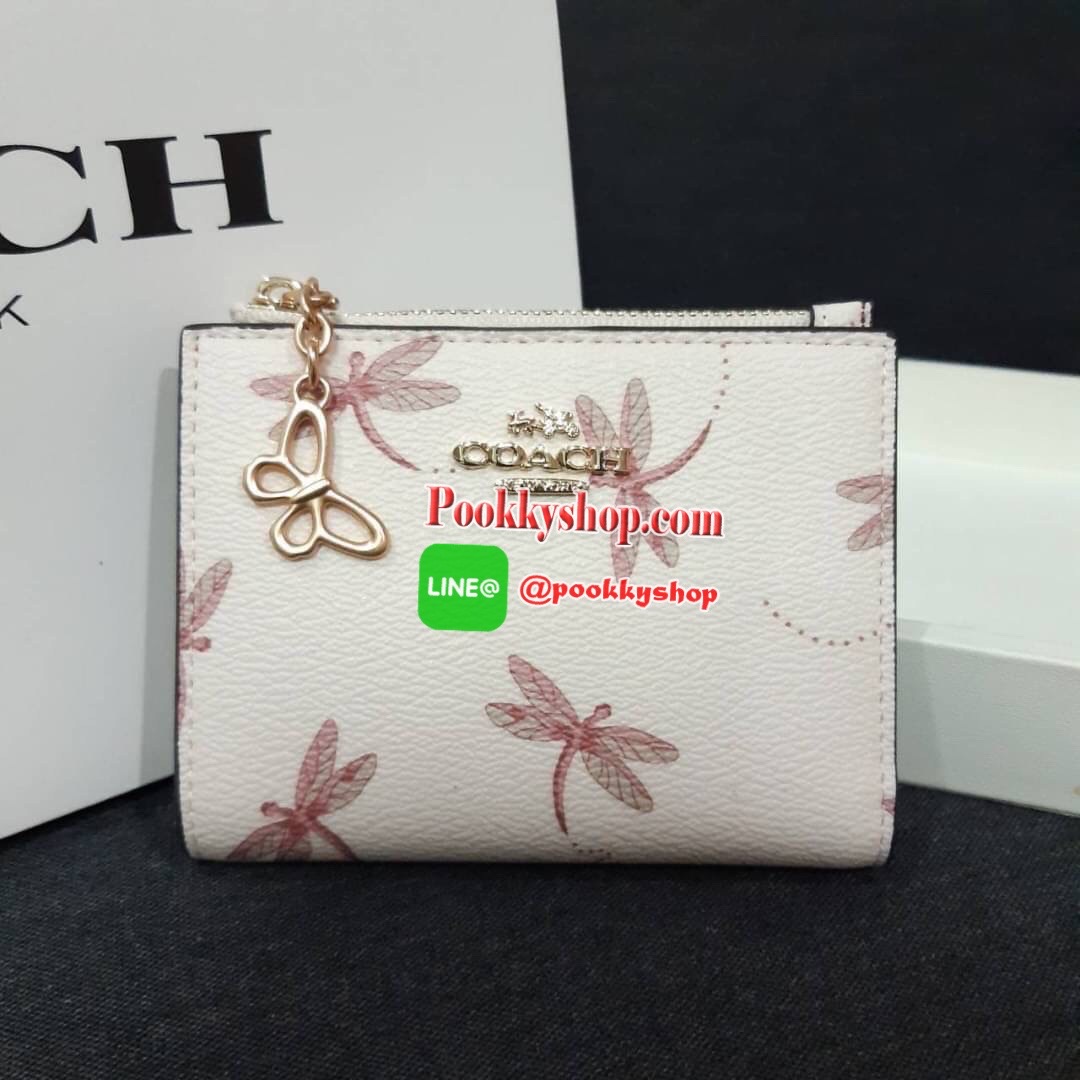 COACH 91058 SNAP CARD CASE WITH CRAYON HEARTS PRINT กระเป๋าสตางค์เก็บบัตร ลายปริ้นท์หัวใจเพ้นท์ ♥️ น่ารักน่าใช้ วัสดุหนังแคนวาสเคลือบ เปิด-ปิดด้วยกระดุม ภายในมีช่องใส่บัตร และใส่ธนบัตรได้ พร้อมช่องซิปแยกใส่เหรียญได้อีก พกพาง่าย สะดวก ไม่กินพื้นที่ก