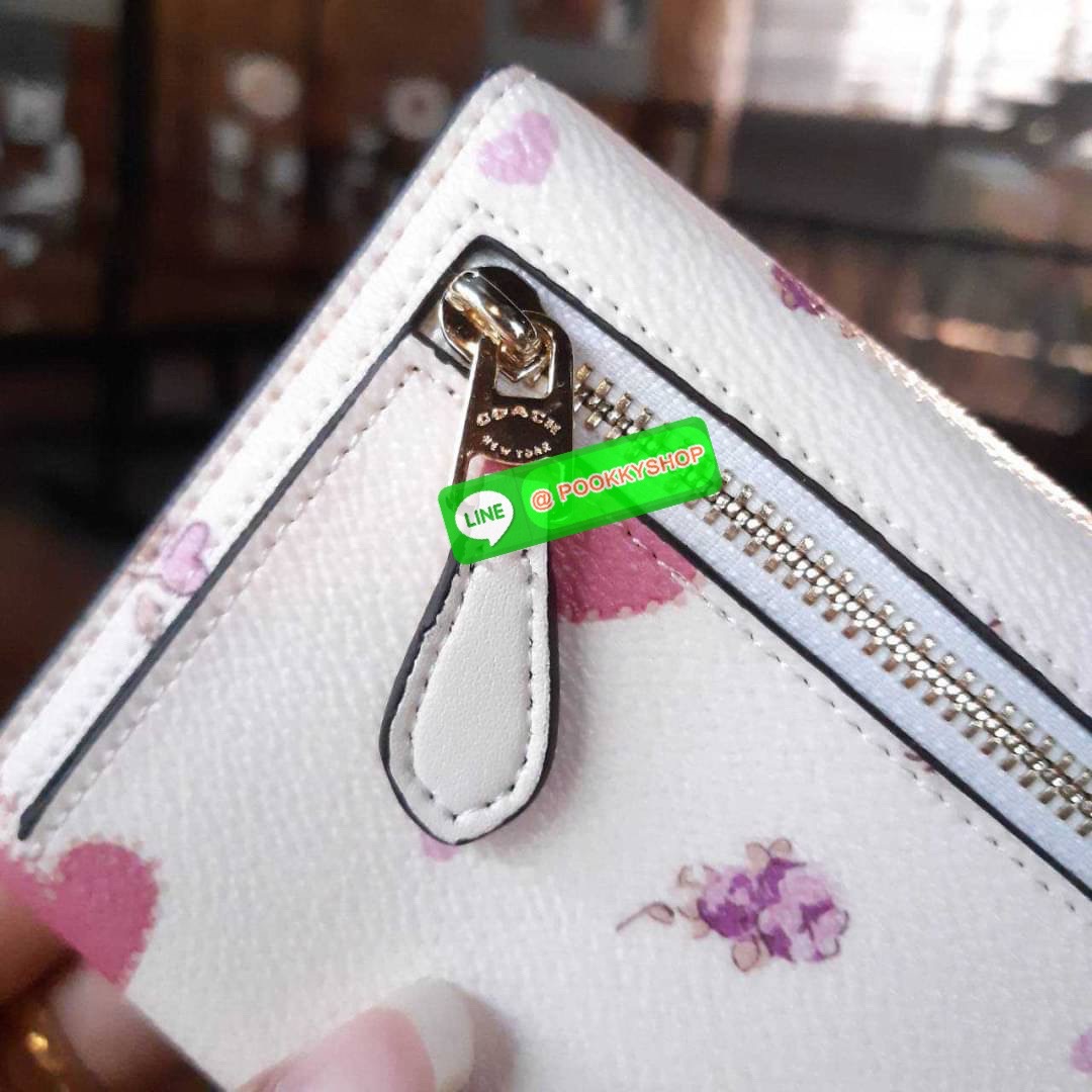 COACH 69683 SMALL WALLET WITH HEART FLOWER กระเป๋าสตางค์ใบสั้น พับสองตอน โทนสีละมุน แต่งเติมสีสันด้วยหัวใจและดอกไม้รอบใบ ดูสวยหรูอย่างลงตัว (รัก)(รัก)(ดอกไม้)(ดอกไม้) เปิด-ปิดด้วยกระดุม ภายในมีช่องใส่บัตร ใส่ธนบัตรได้ทุกขนาด ด้านหลังมีช่องซิปเล็กให้อีก รา