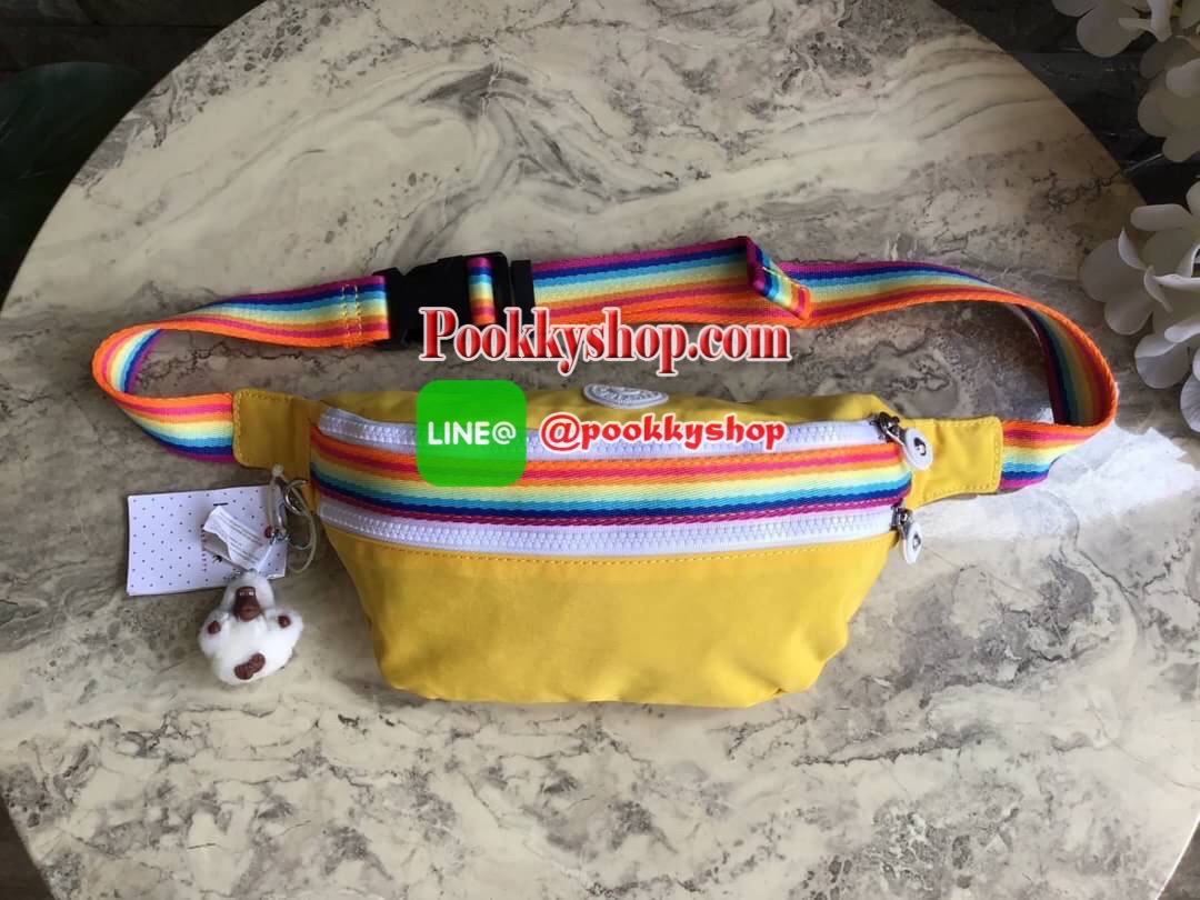 กระเป๋าคาดอกหรือคาดเอว KIPLING YASEMINA Fanny Pack วัสดุด้านนอก Nylon +polyester วัสดุกันน้ำ ด้านหน้ามี 2 ช่องใช้งาน แยกเป็นสัดส่วน ใส่มือถือได้ กระเป๋าเงินใบยาว พร้อมสายคล้องพวงกุญแจ และ พวงกุญแจลิงสัญลักษณ์แบรนด์ สายสะพายเลื่อนปรับความยาวได้ สีสันสดใส น